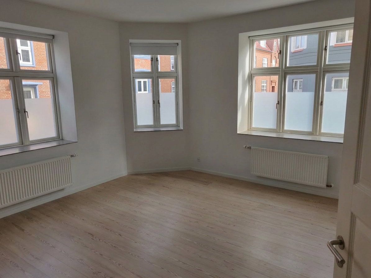 Lys og indbydende 4-værelses på 105 m2 i klassisk hjørneejendom – altan og mulighed for p-plads