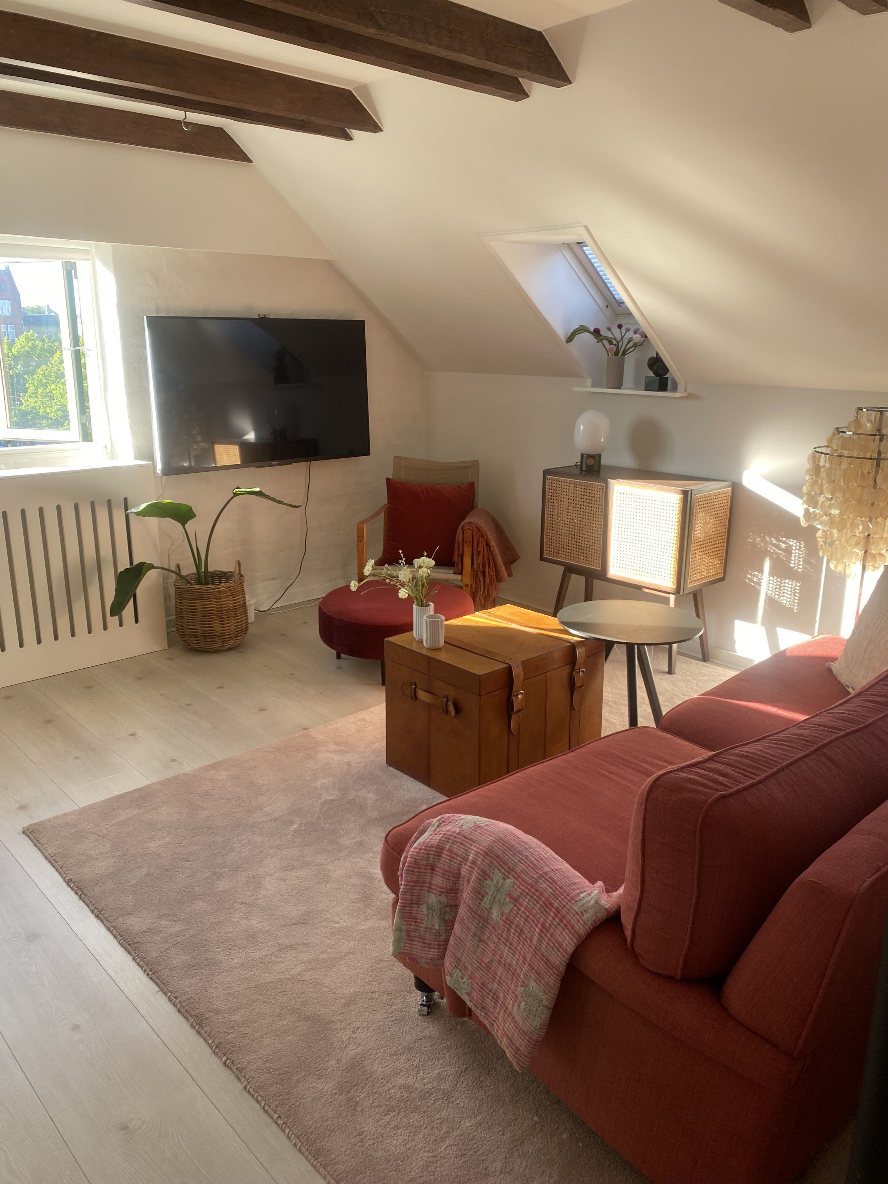 Amazing fully furnished 2 bedroom, parking 