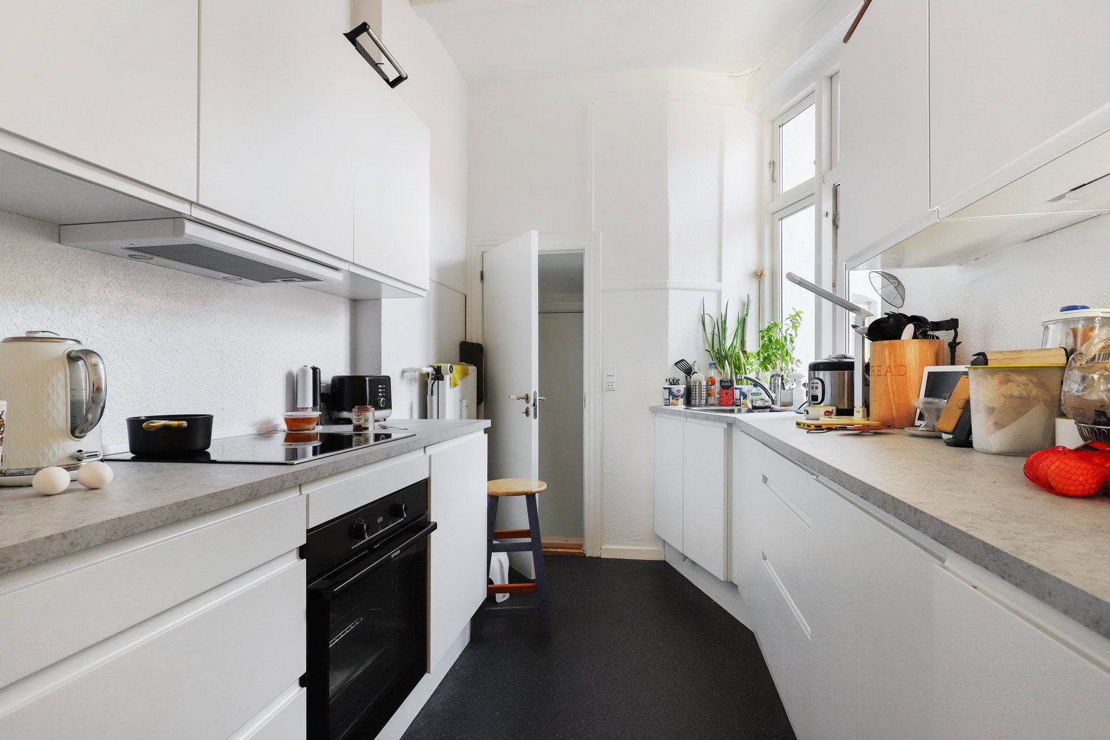 Lys og klassisk 5-værelses med to stuer en suite, karnap og gæstetoilet – 140 m2