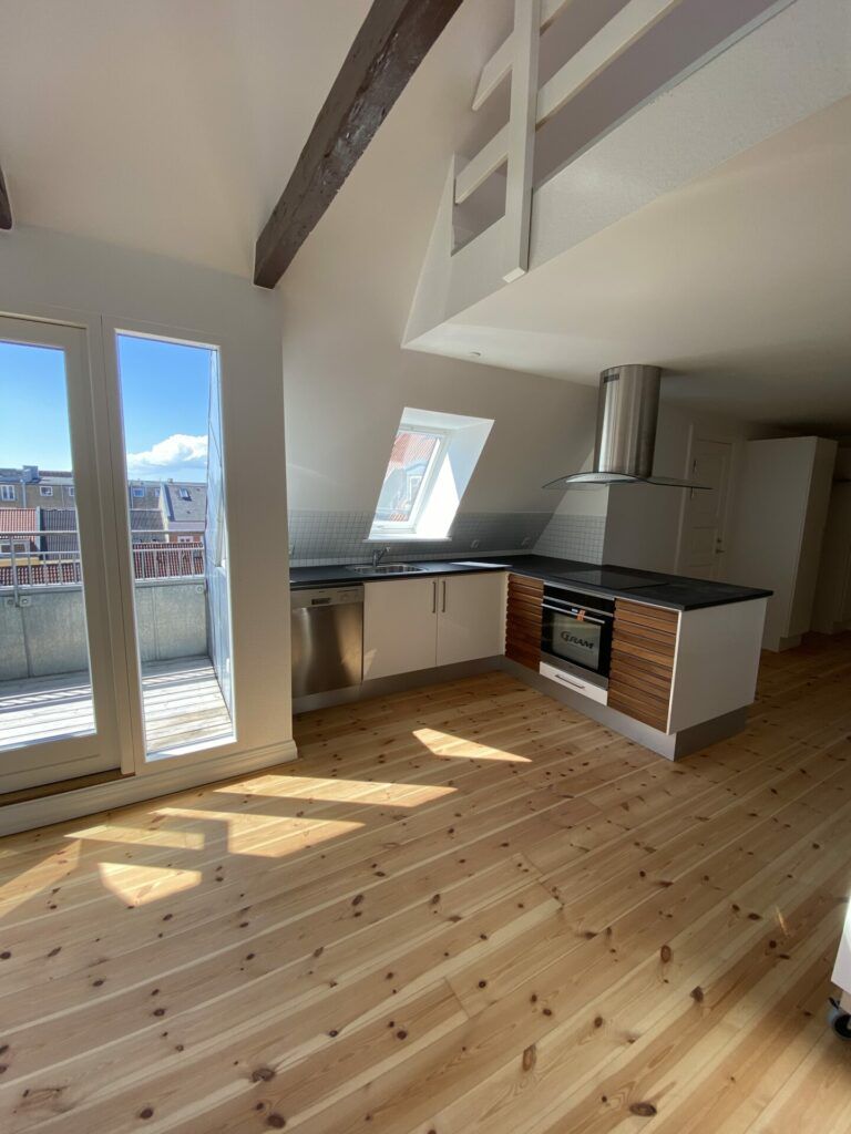 Totalmoderniseret 2-værelses taglejlighed med hems og indbygget tagterrasse – 91 m2 i hjertet af Aalborg