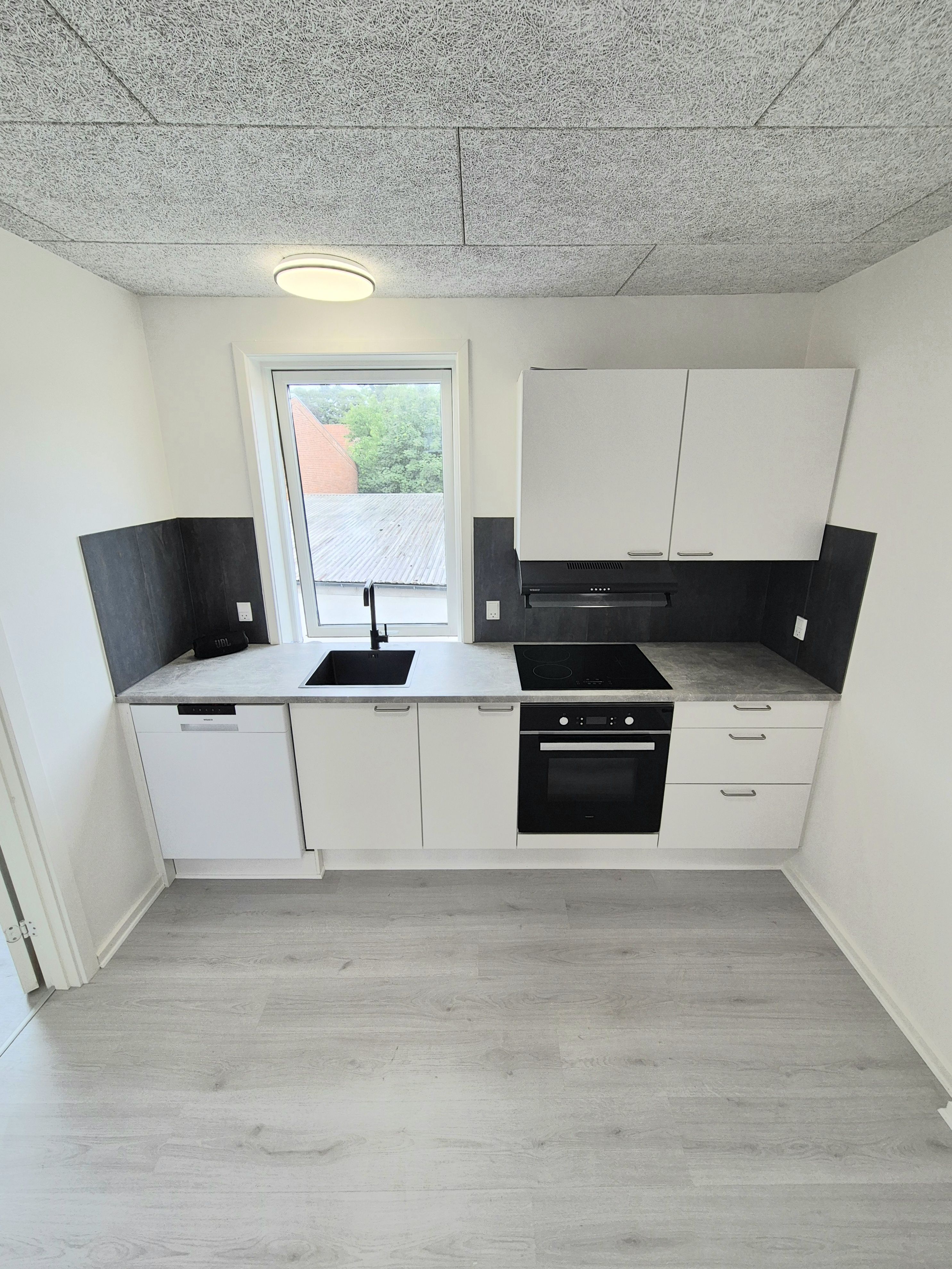 🏡 NYRENOVERET 4-VÆRELSES LEJLIGHED – LØSNING (90 m²)