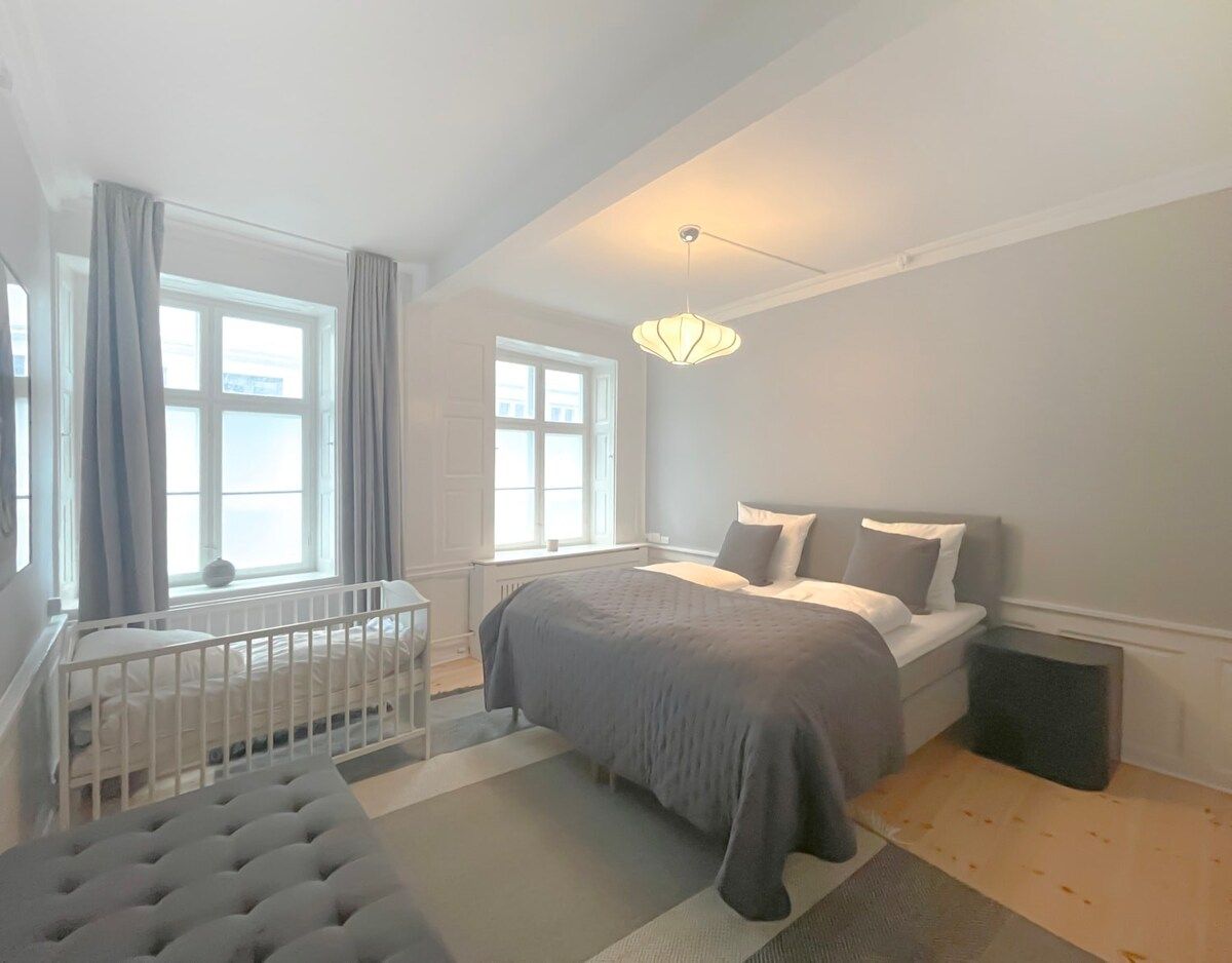 Spacious 150 m² 5-room apartment in the heart of Copenhagen K – all utilities included
