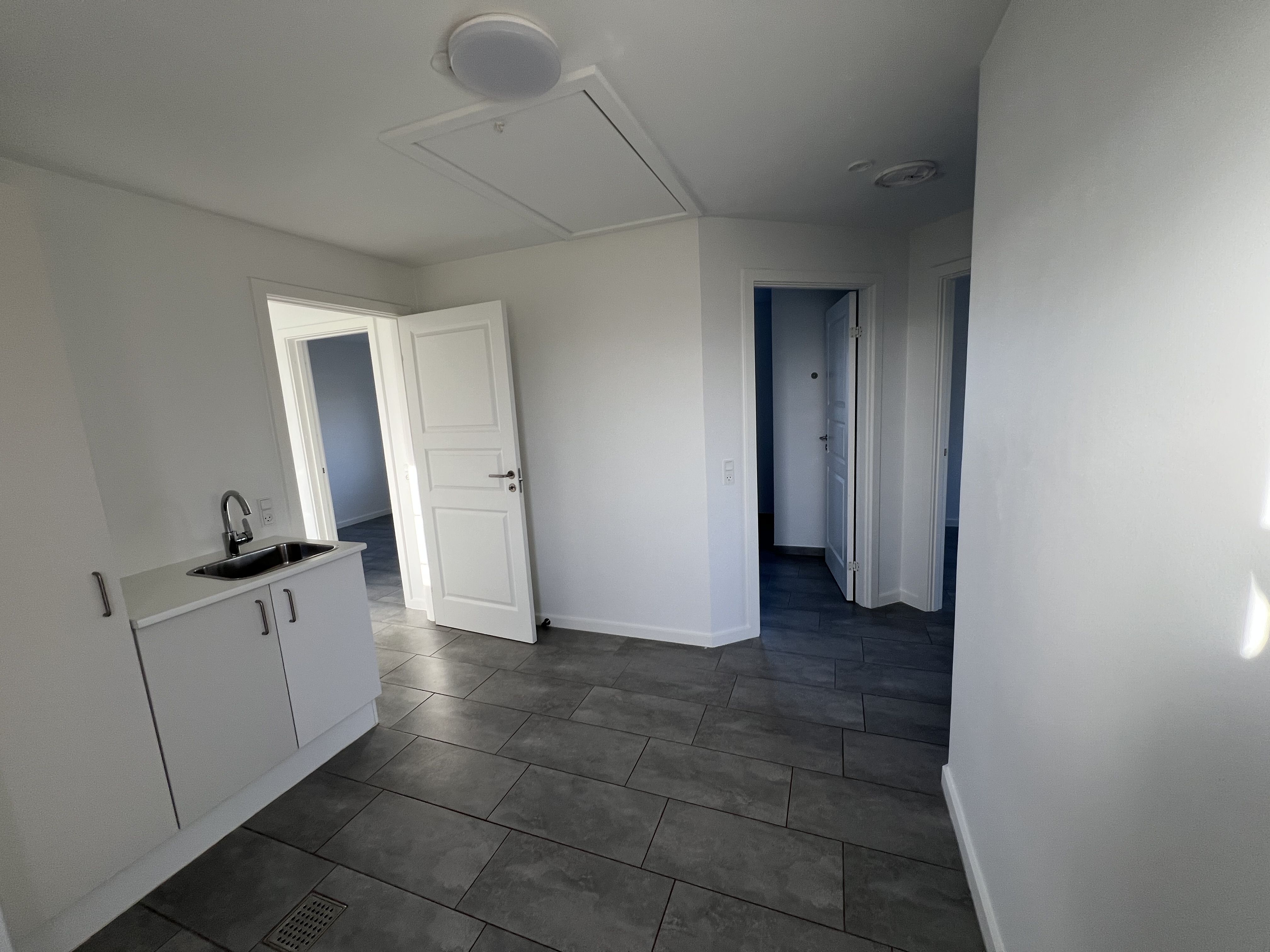 Lyst og moderne hus med stor have i naturskønne omgivelser