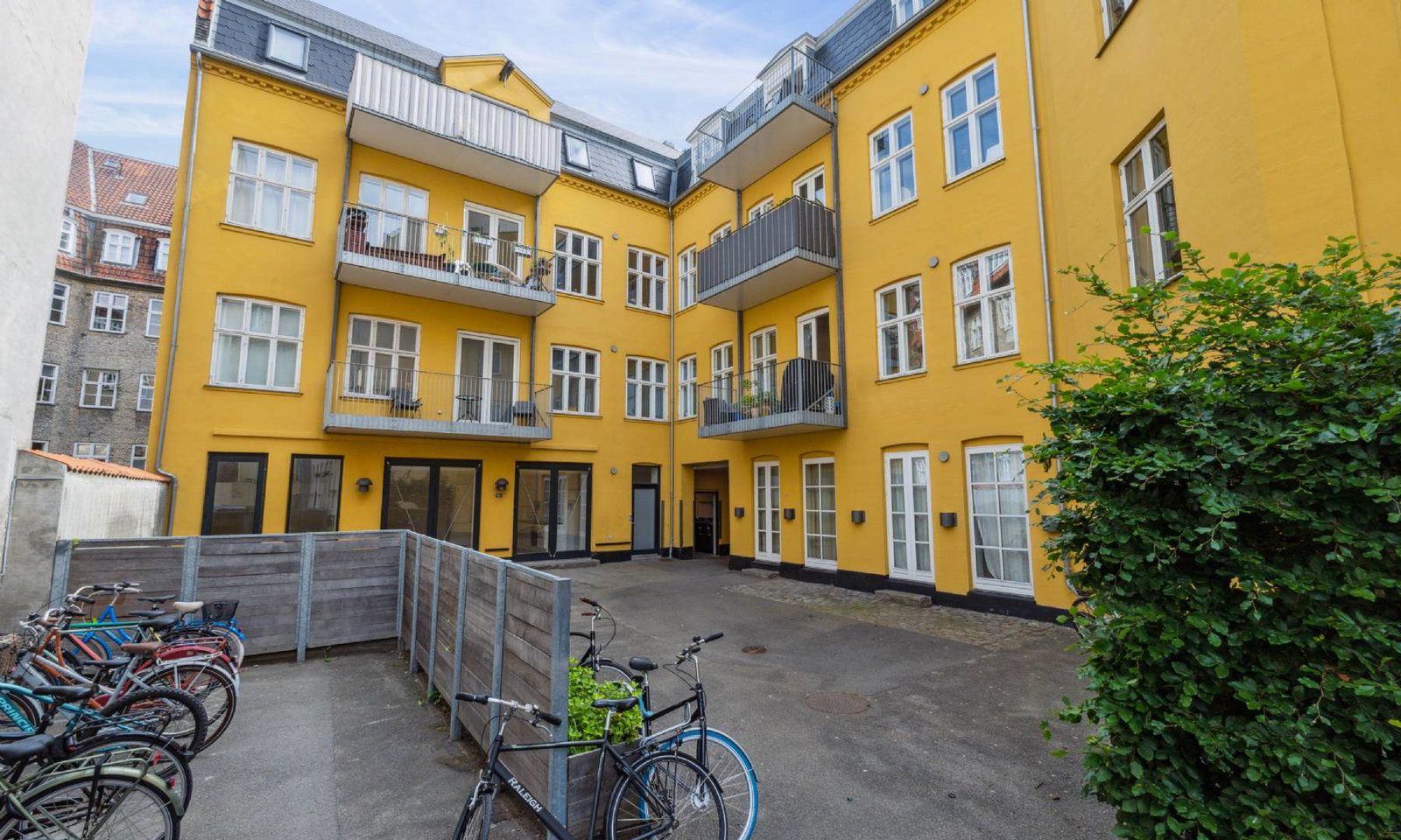 Skøn 4-værelses lejebolig i baggården med 2 badeværelser