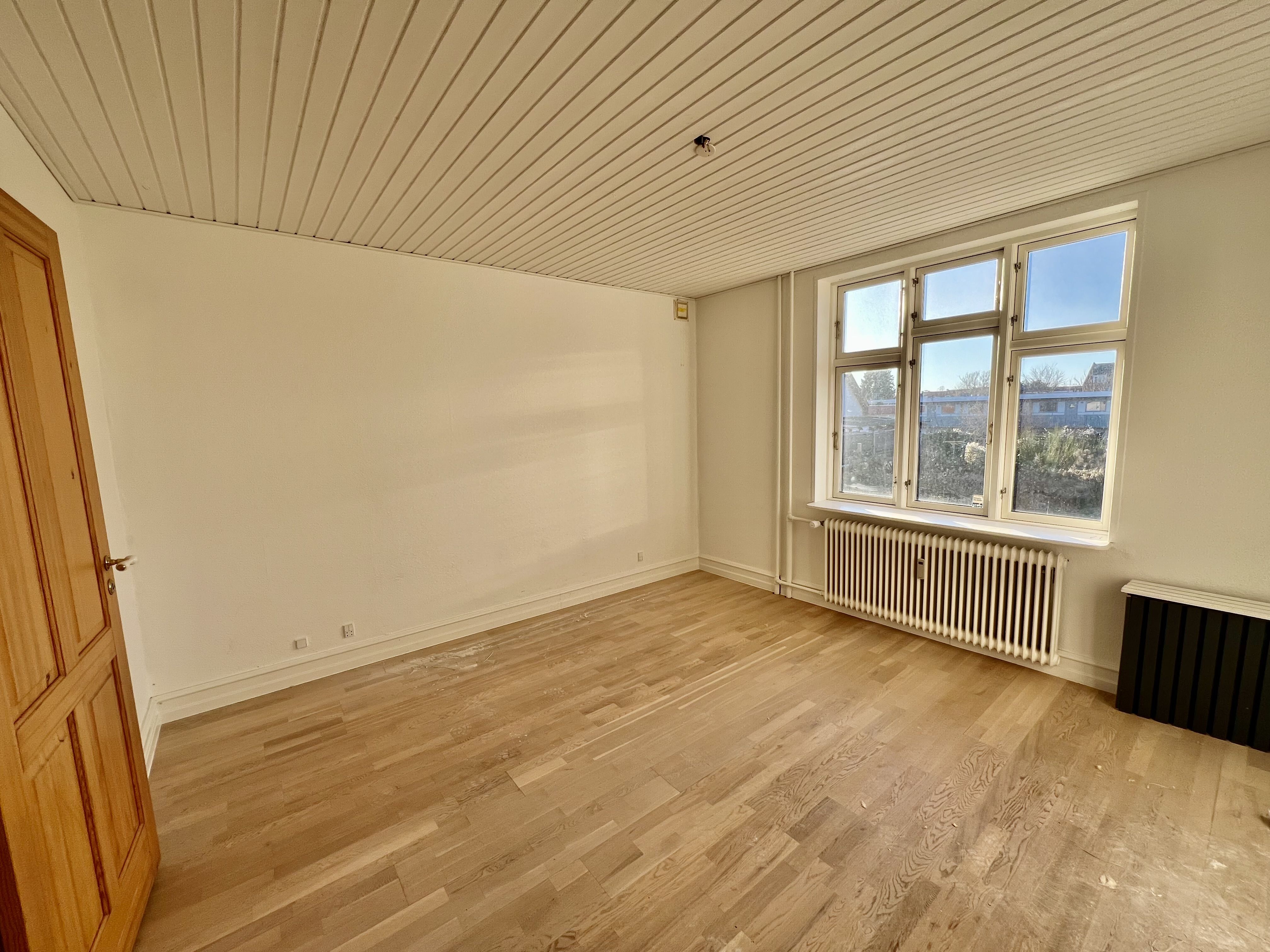 Pæn 3 værelses med kælderrum, udhus, have og parkering