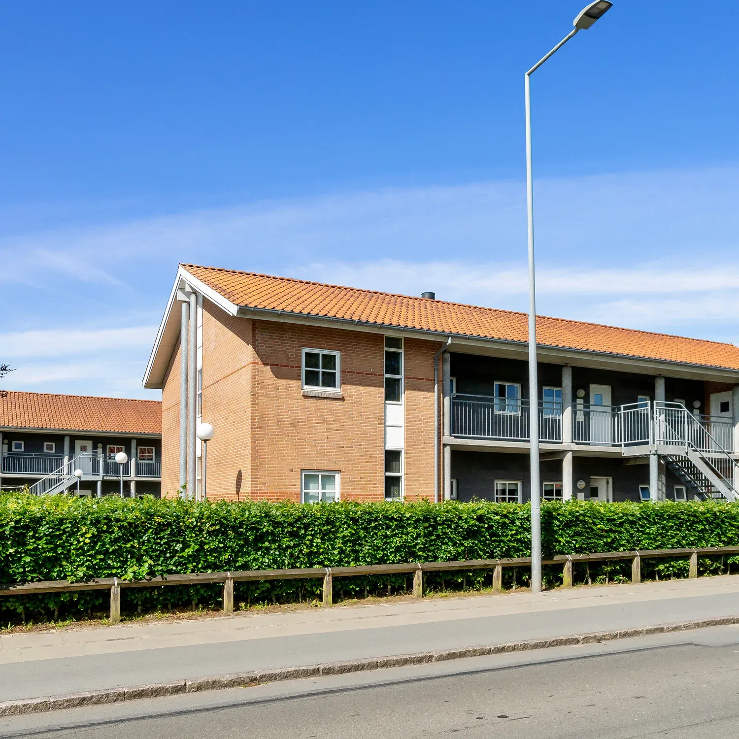 Afdelingen er opført i 2 etager og består af 18 lejligheder centralt beliggende i forhold til banegård, hyggeligt havnemiljø/strand og skole.