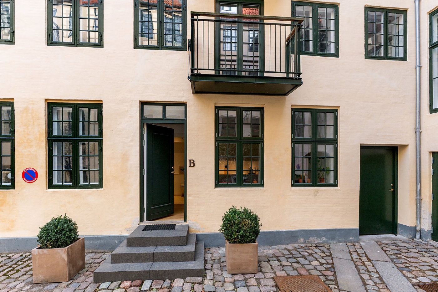 En fredelig oase midt i København K – charmerende bolig i to plan med egen indgang og altan