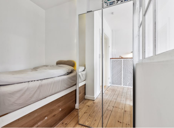 Semi-furnished apartment with separate kitchen and sleeping area - close to metro and beach