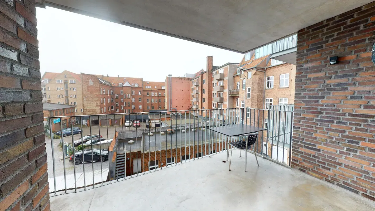 Lys 2-værelses på 64 m2 med stor, overdækket altan, vaskesøjle og parkering – husdyr tilladt