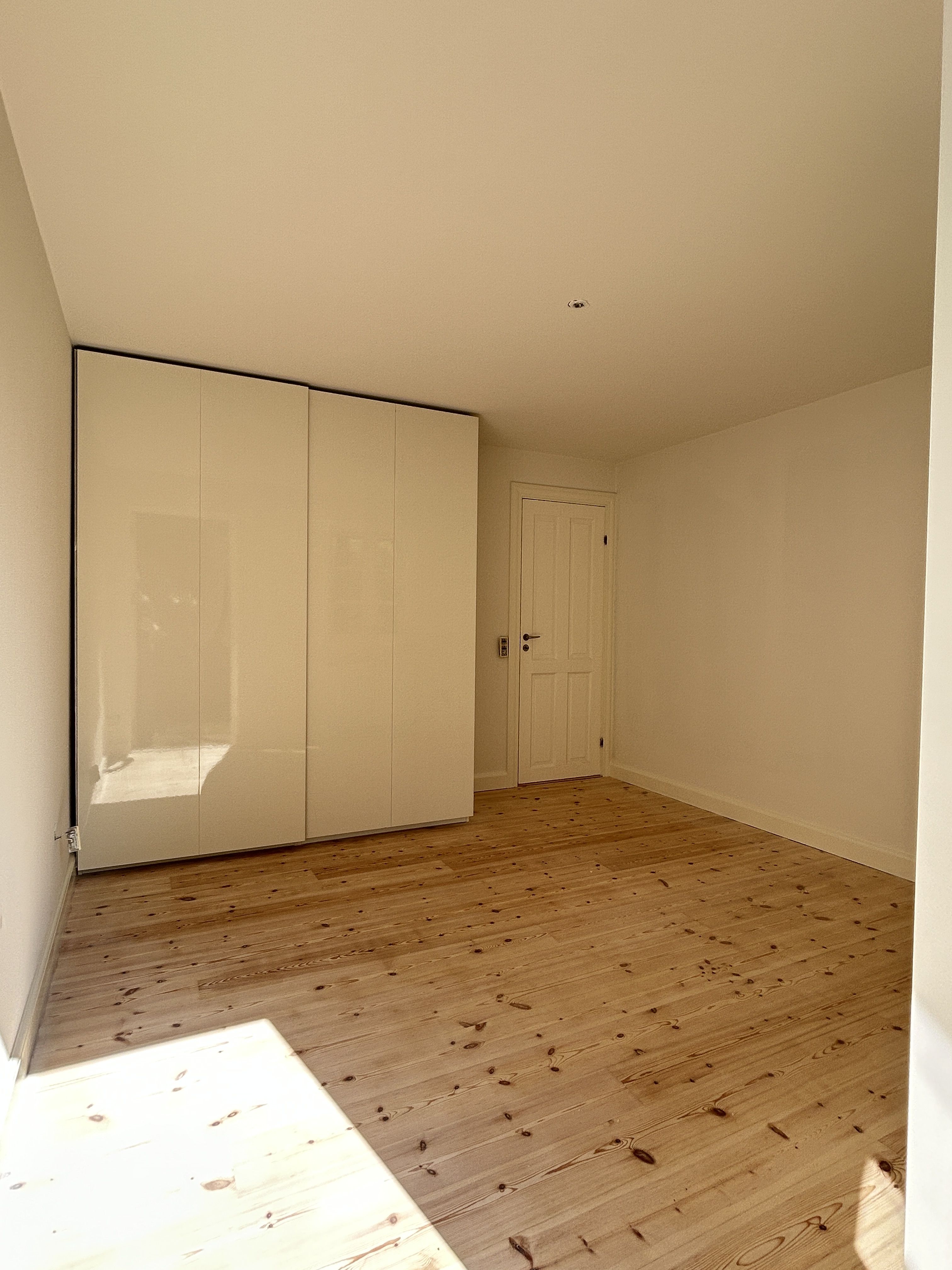 Naturrigt og roligt værelse på 14 m² med egen indgang, terrasse.