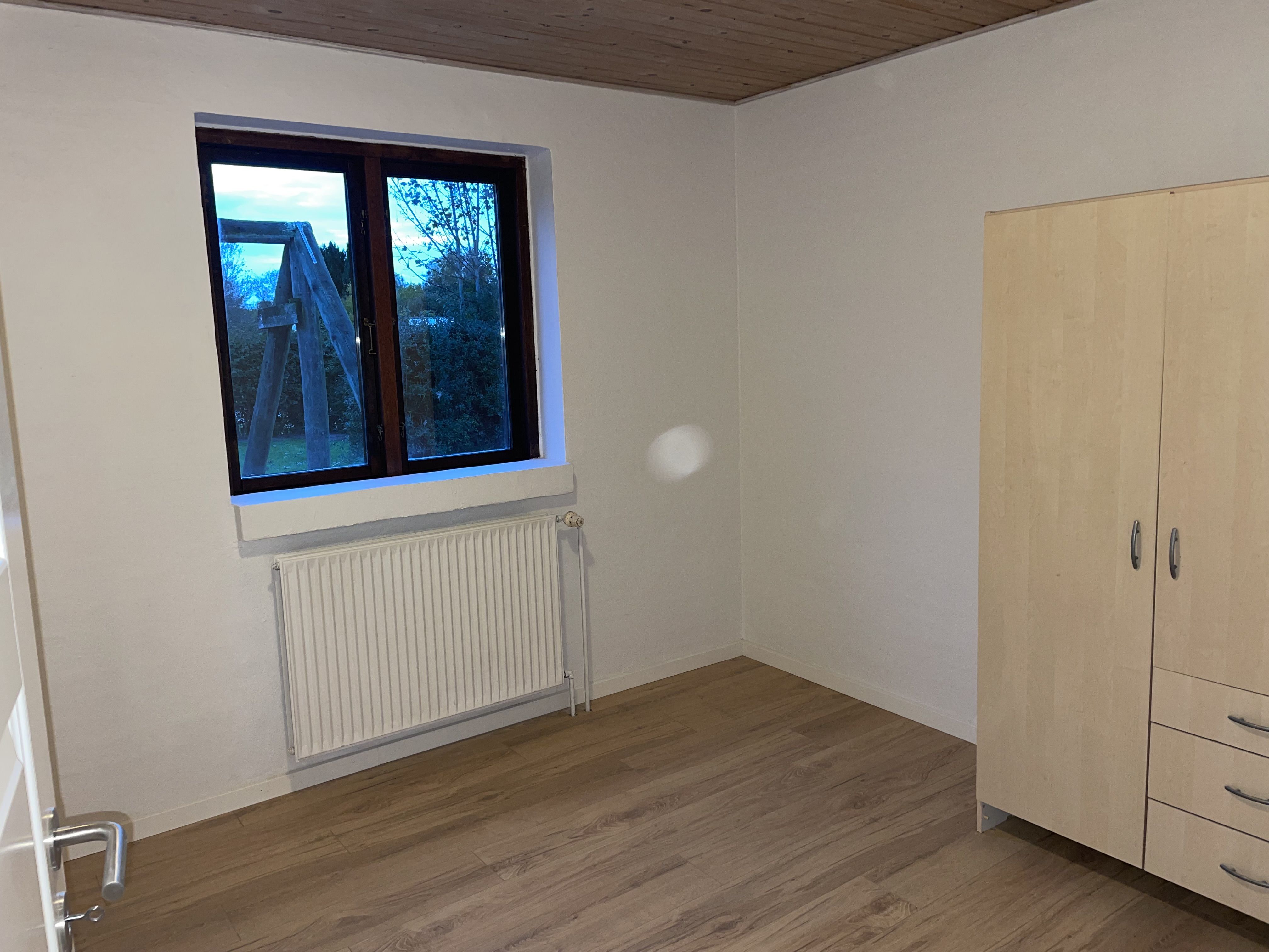 Flere-generationers hus med have og carport, evt. kombineret med erhverv, eller til studerende.