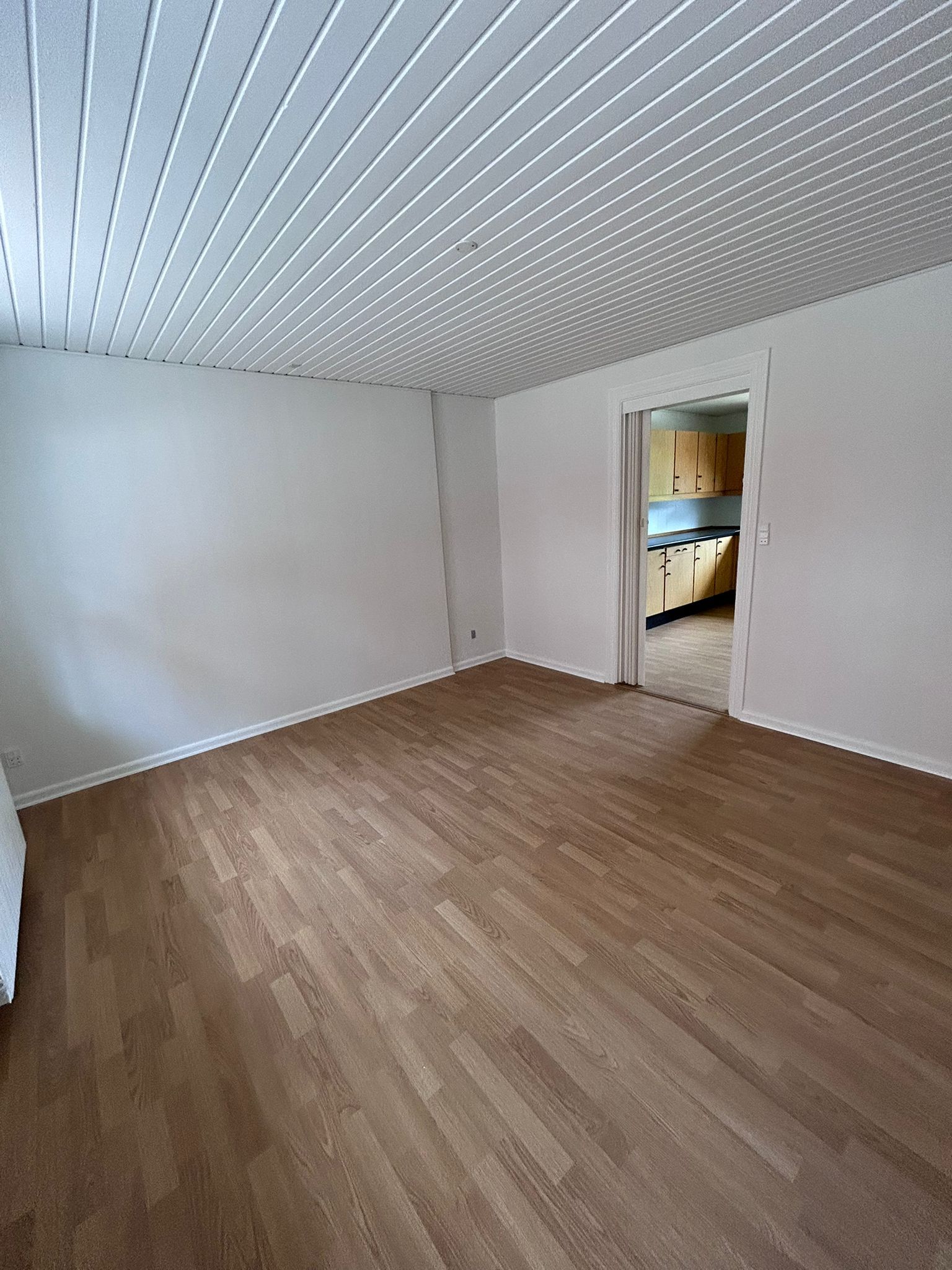 Byhus med lukket have og carport