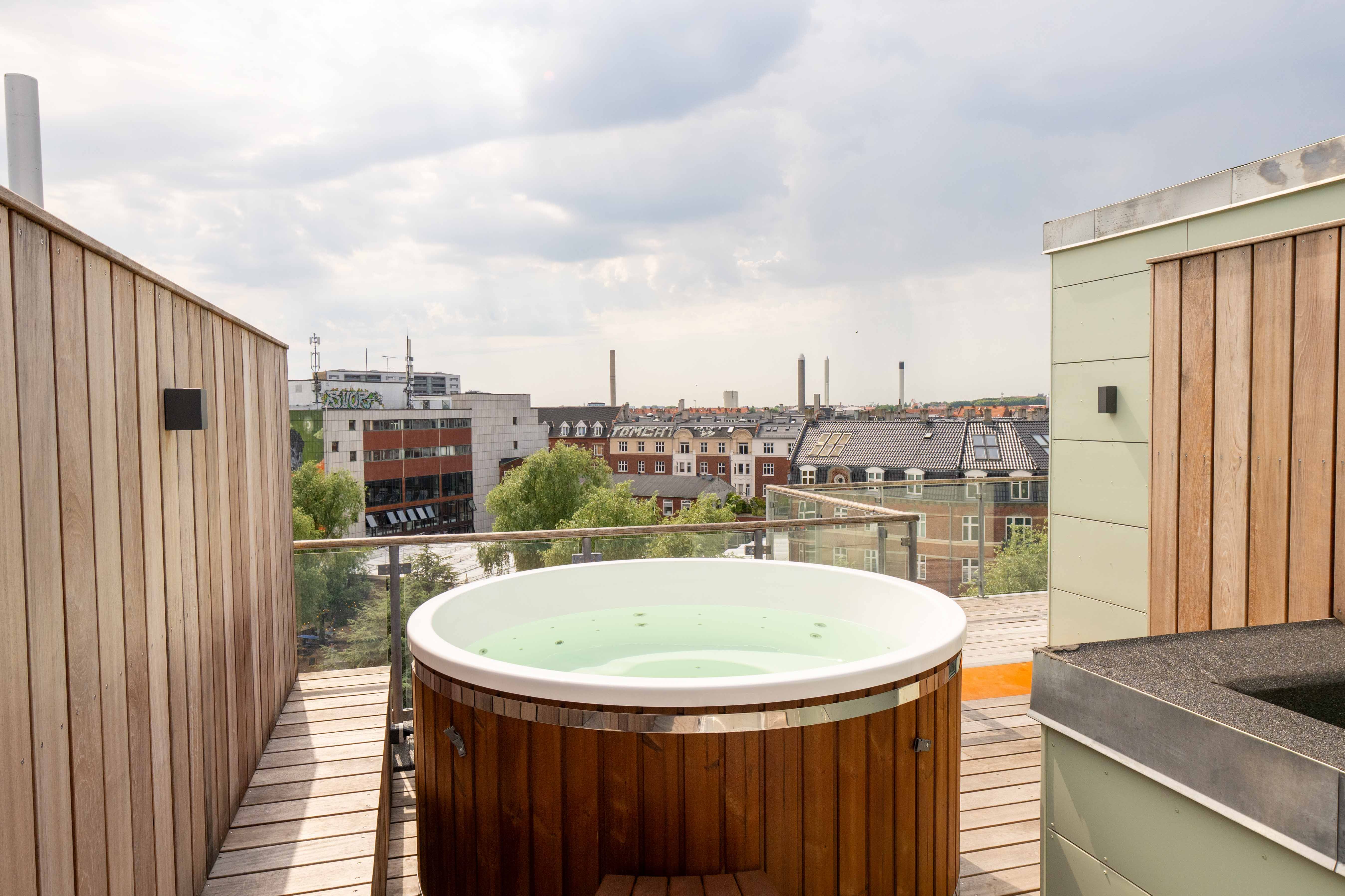 Luxury Two-Level Penthouse with 100 sqm Private Rooftop Terrace – Nørrebro