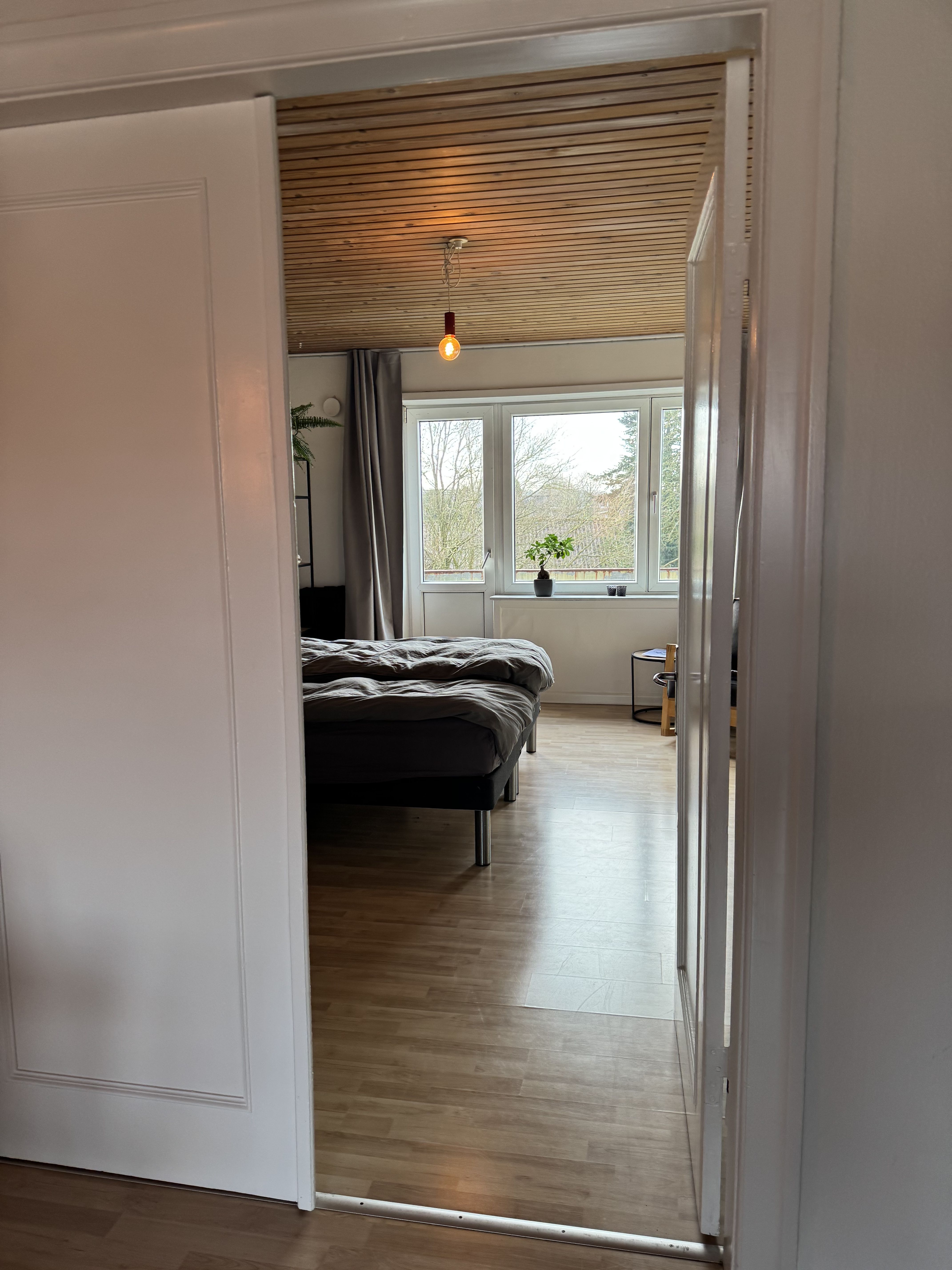 2 sal stor lys lejlighed midt i Rødding by