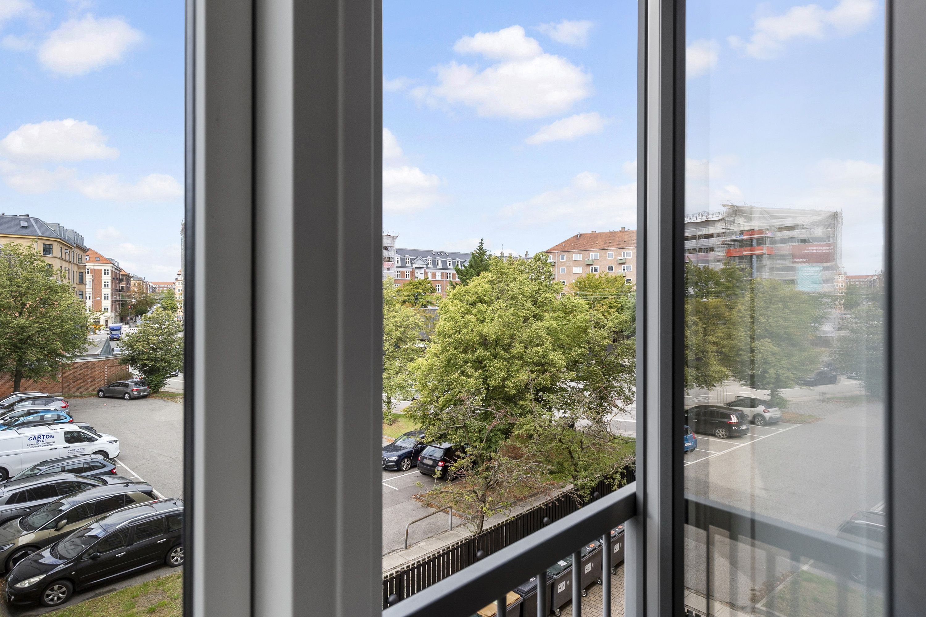 Lys og indbydende 2-værelses lejlighed med altan på Østerbro