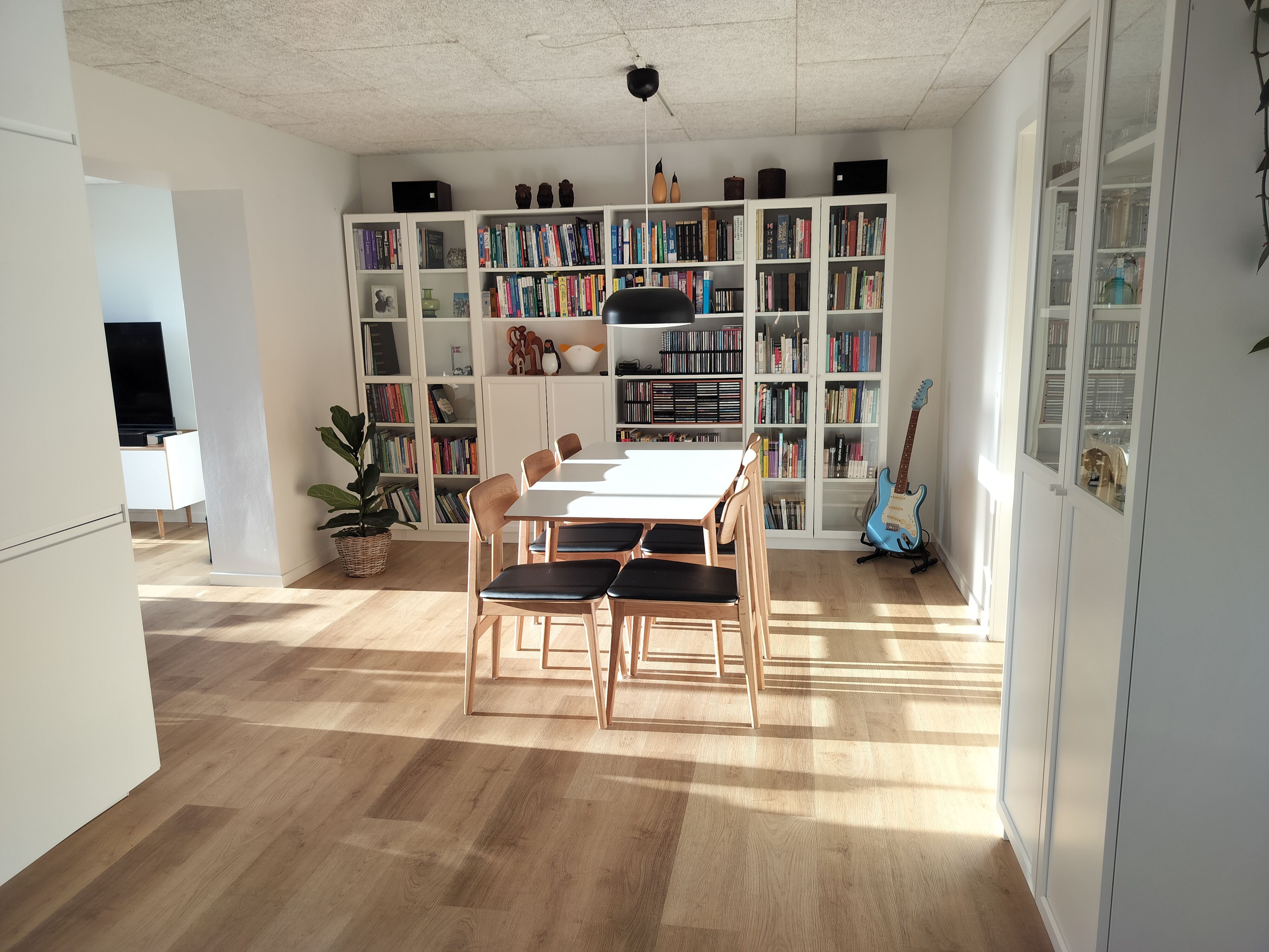Flot totalrenoveret rækkehus i centrum af Frederikshavn, med 52 m2. disponibelt kælder. 