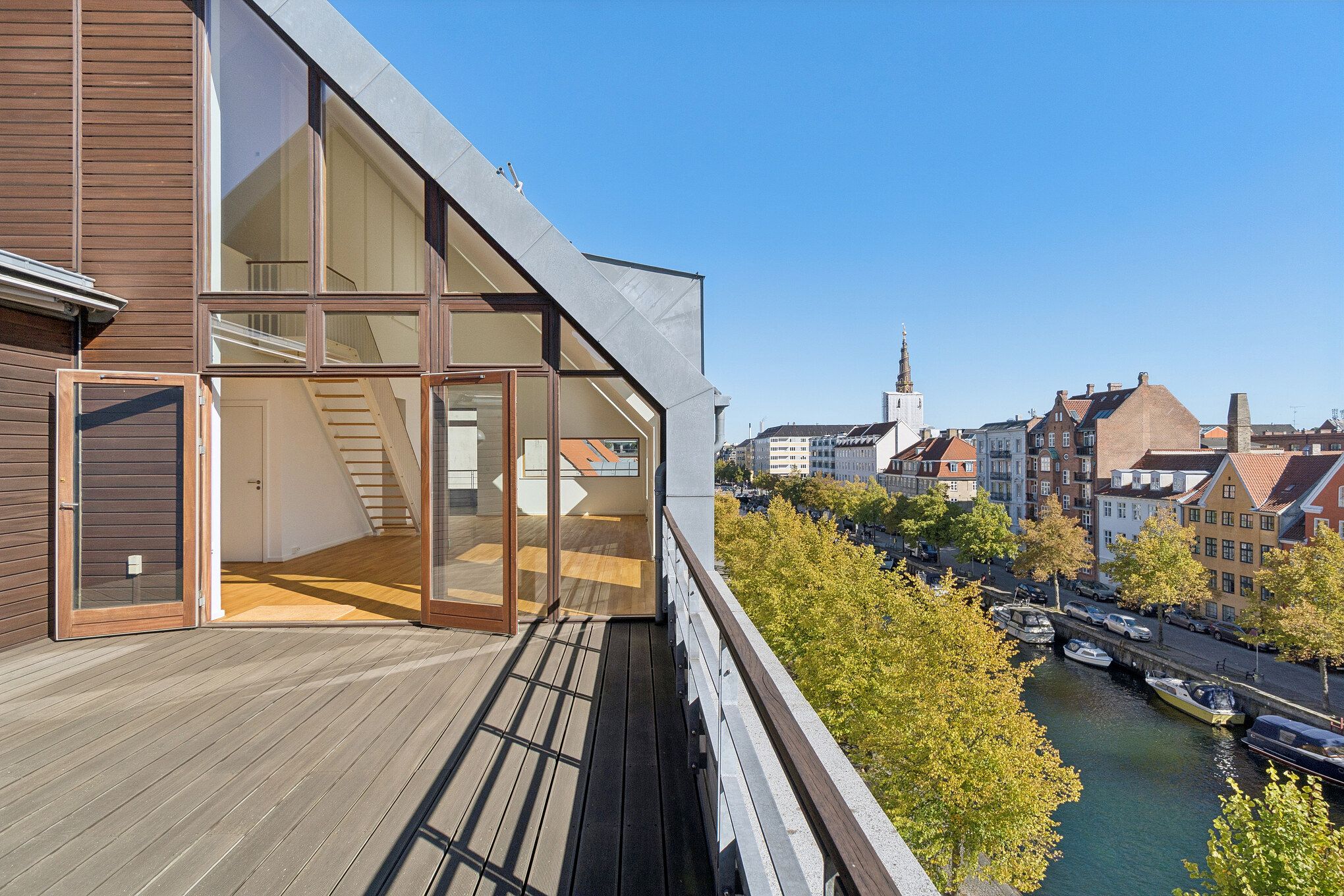 Eksklusiv penthouse med 4 terrasser og kanaludsigt – rolig beliggenhed i hjertet af Christianshavn