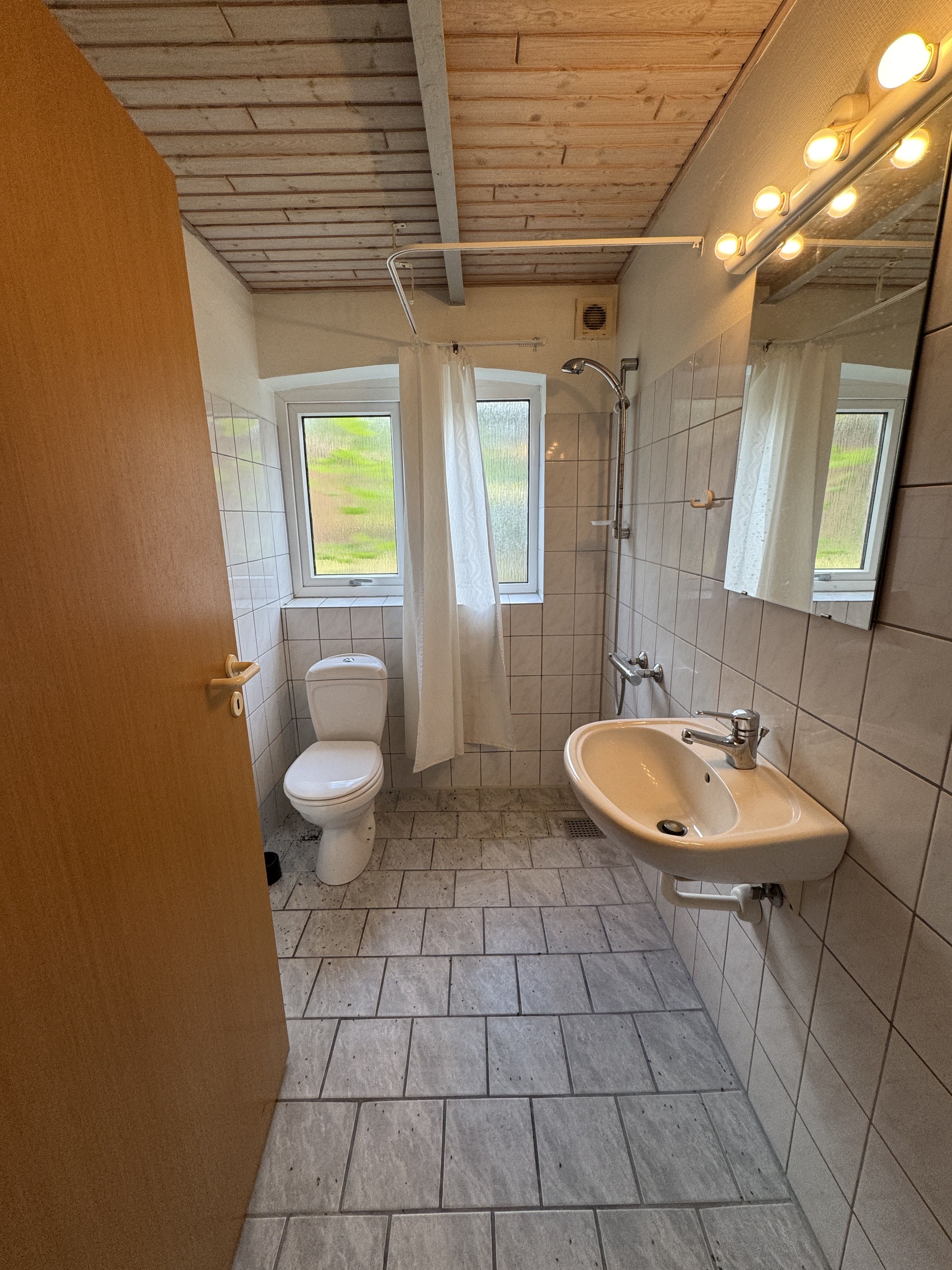 🏡 Nem, billig og overskuelig 2-værelses lejlighed i Gedsted udlejes – med egen udgang til baggård! 🌿