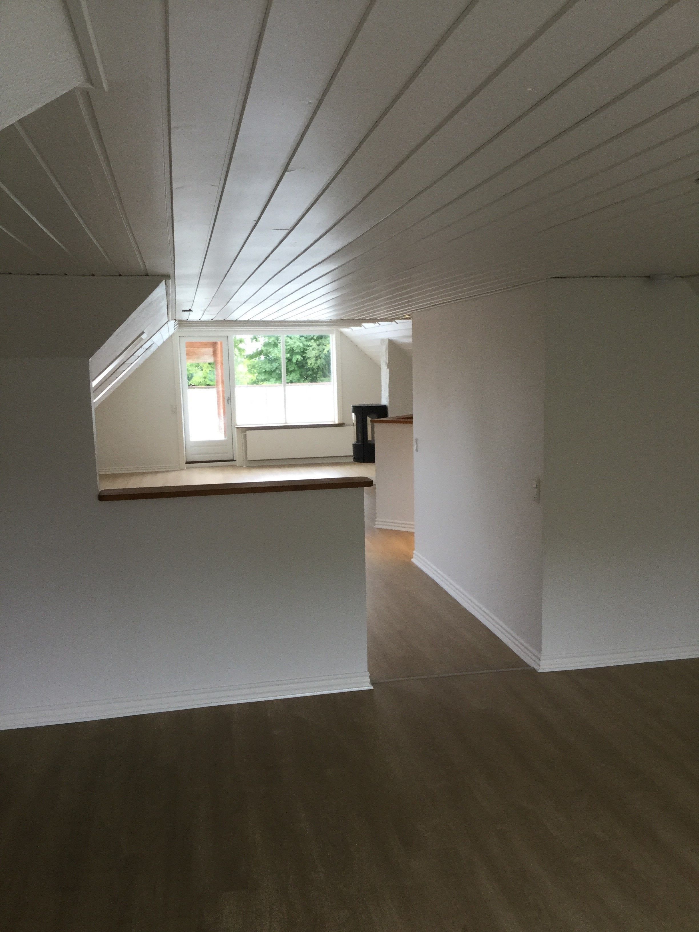 Fantastisk lys og stor lejlighed med 4 værelser – 3 stuer – tagterrasse – køkken – bad – egen p-plads 
