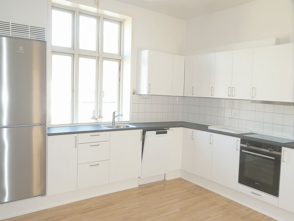 Centralt beliggende velholdt, flot og  rummelig lejlighed med stor terrasse og P-plads i garage