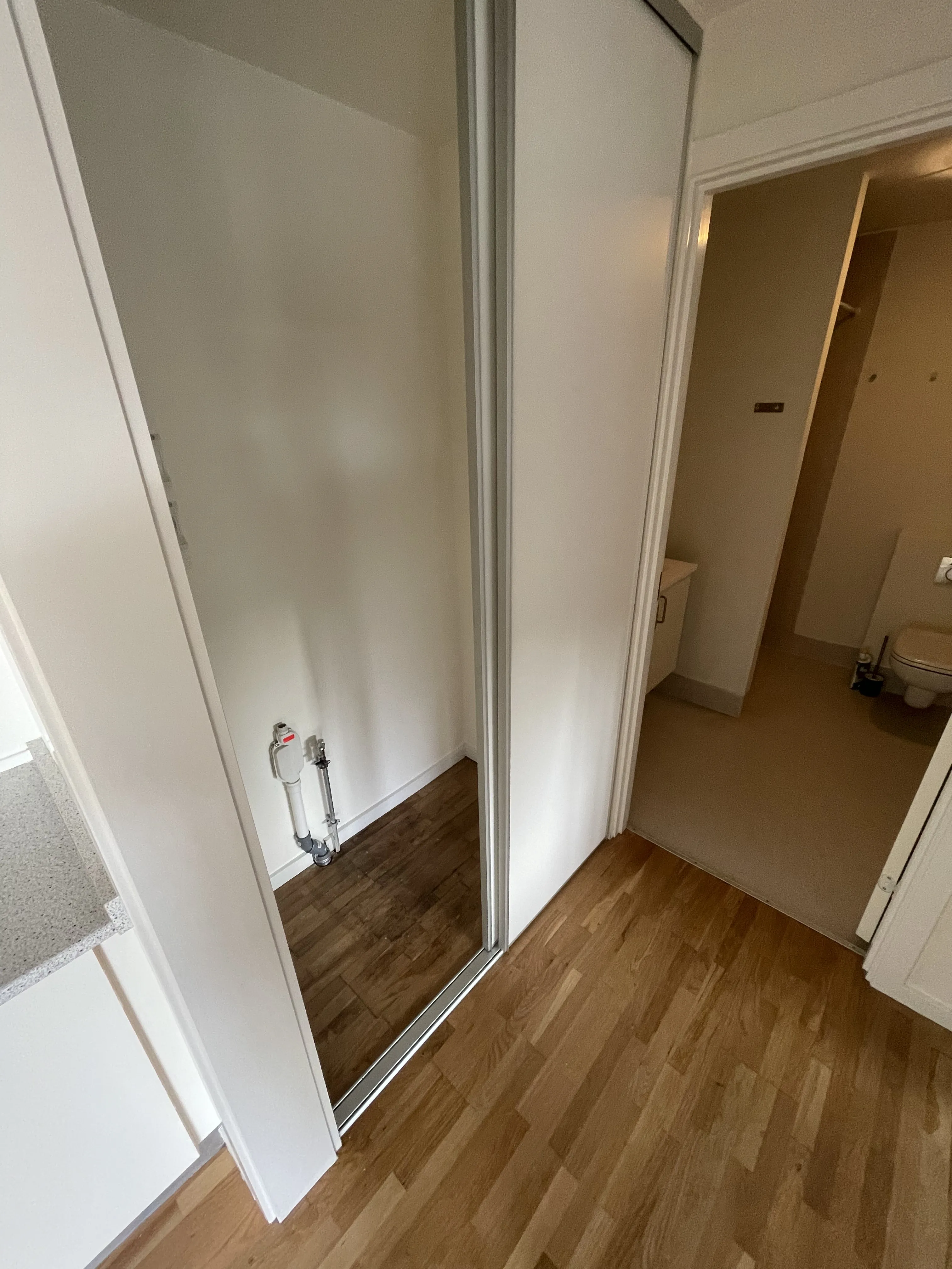 Lækker lille 2 værelses. Med to store brugbare hemse med i prisen og som er udover lejlighedens opgivet  m2