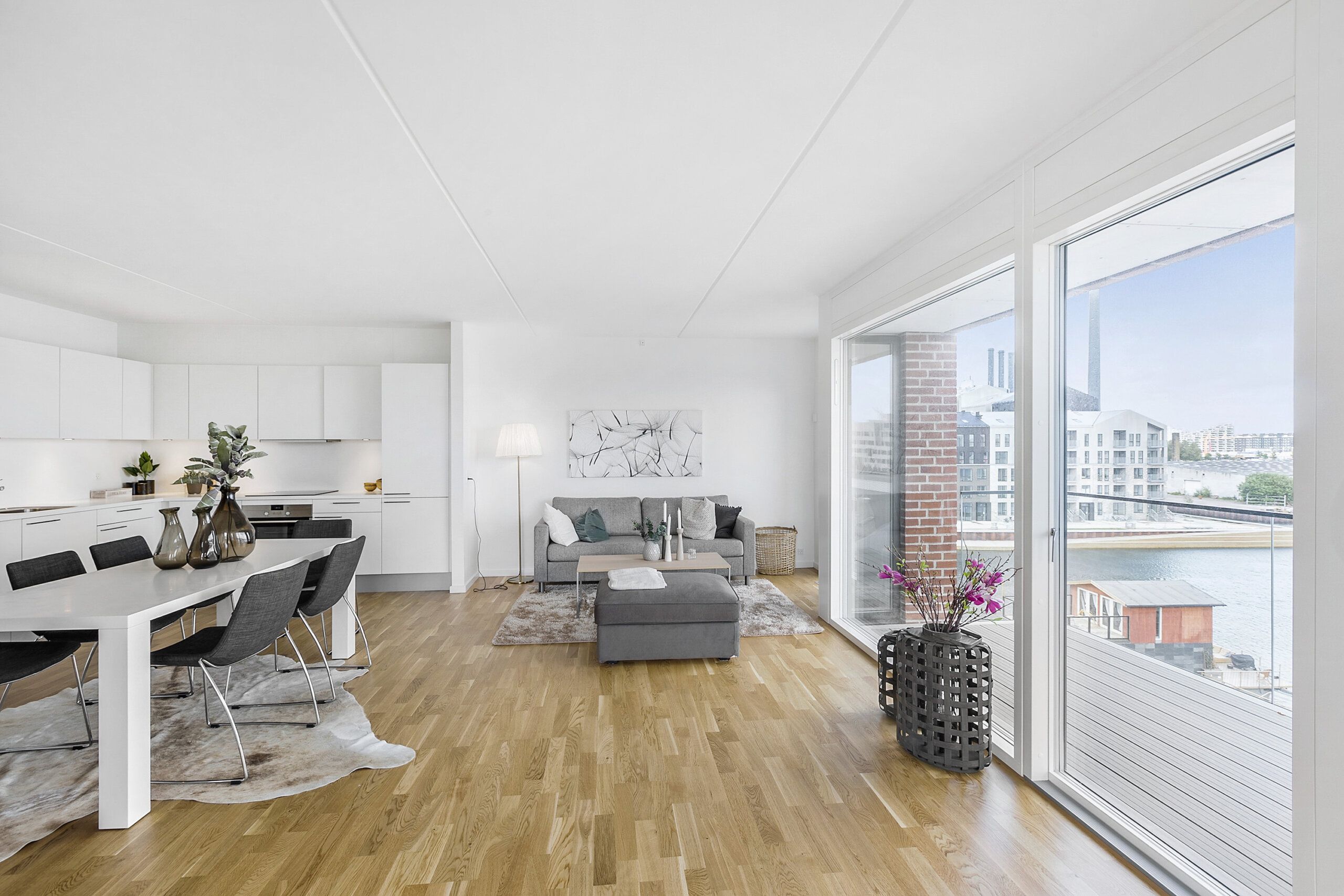 Moderne bolig med udsigt til vandet! 