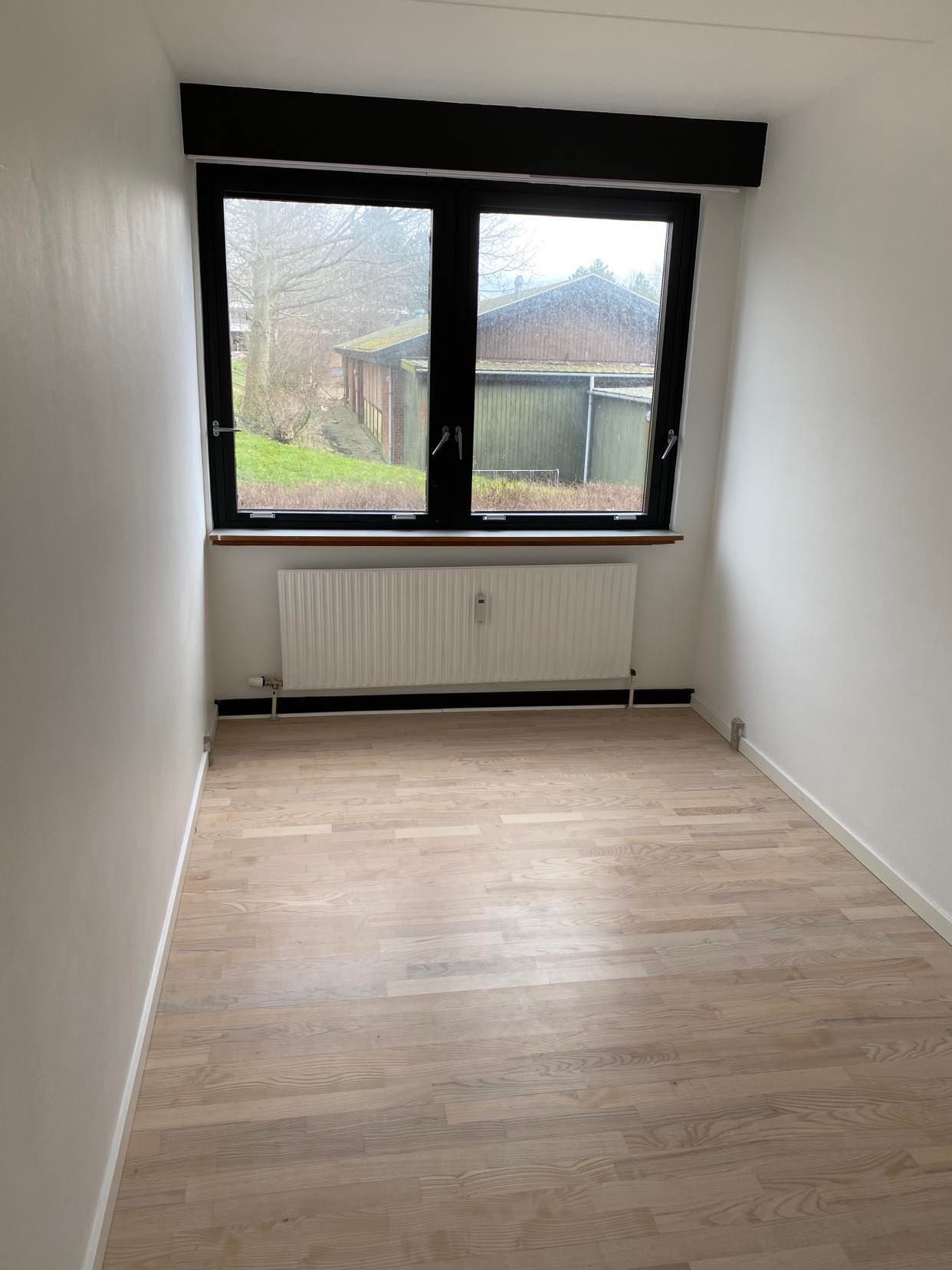 Stor dejlig lys total renoveret lejlighed med stor terrasse og 2 min gang til S-tog