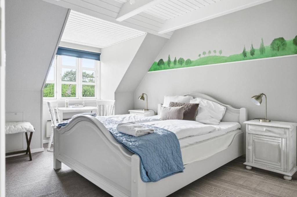 hotel apartments for rent, with own bathroom, with shared kitchen and laundry and washing facilities. 