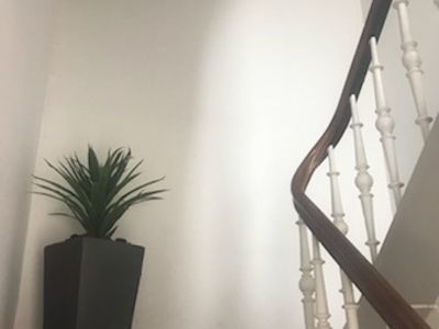 Nyrenoveret lejlighed med altan