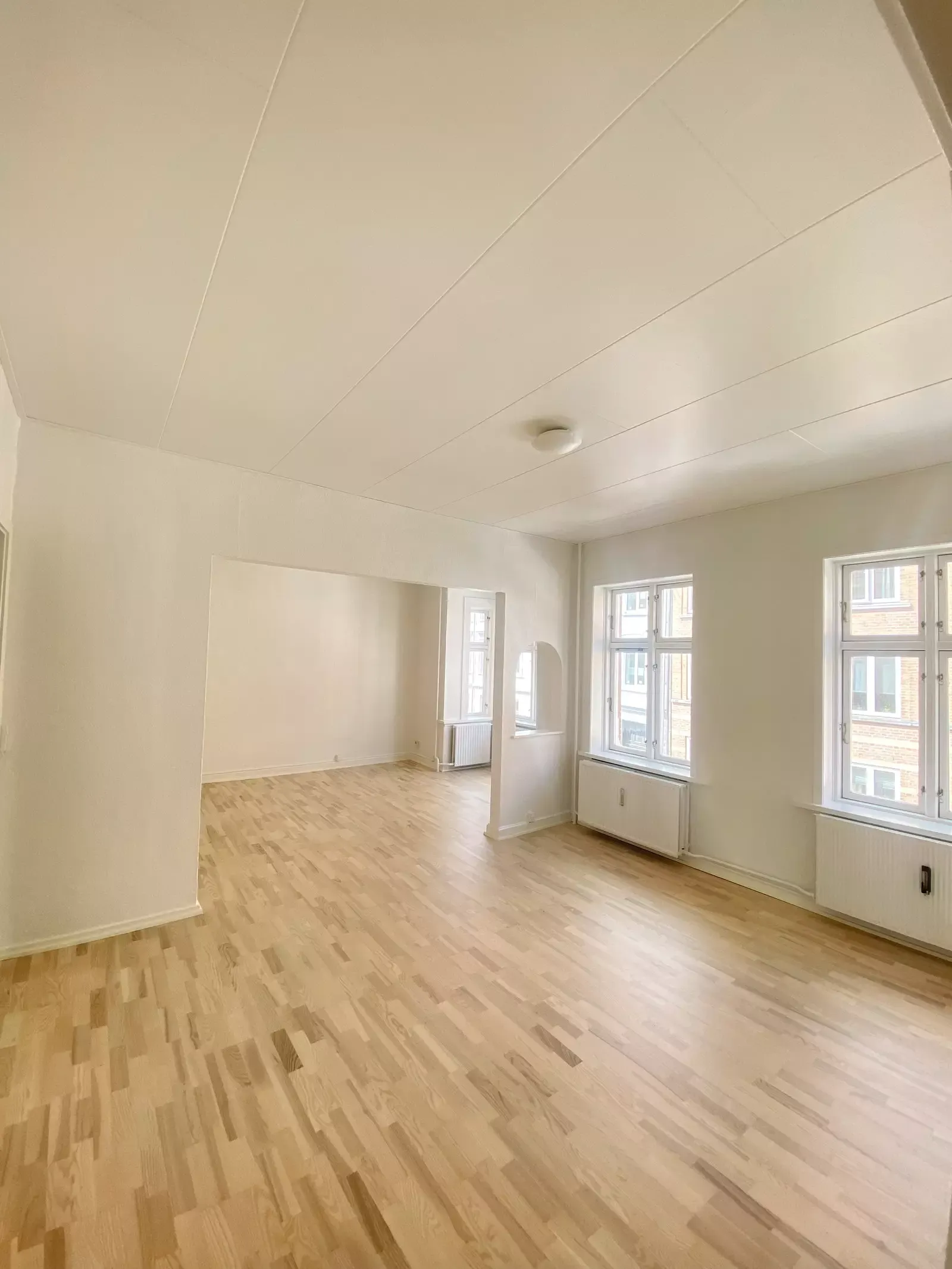 Lys 2-værelses på 71 m2 i klassisk ejendom med moderne køkken og grøn gård