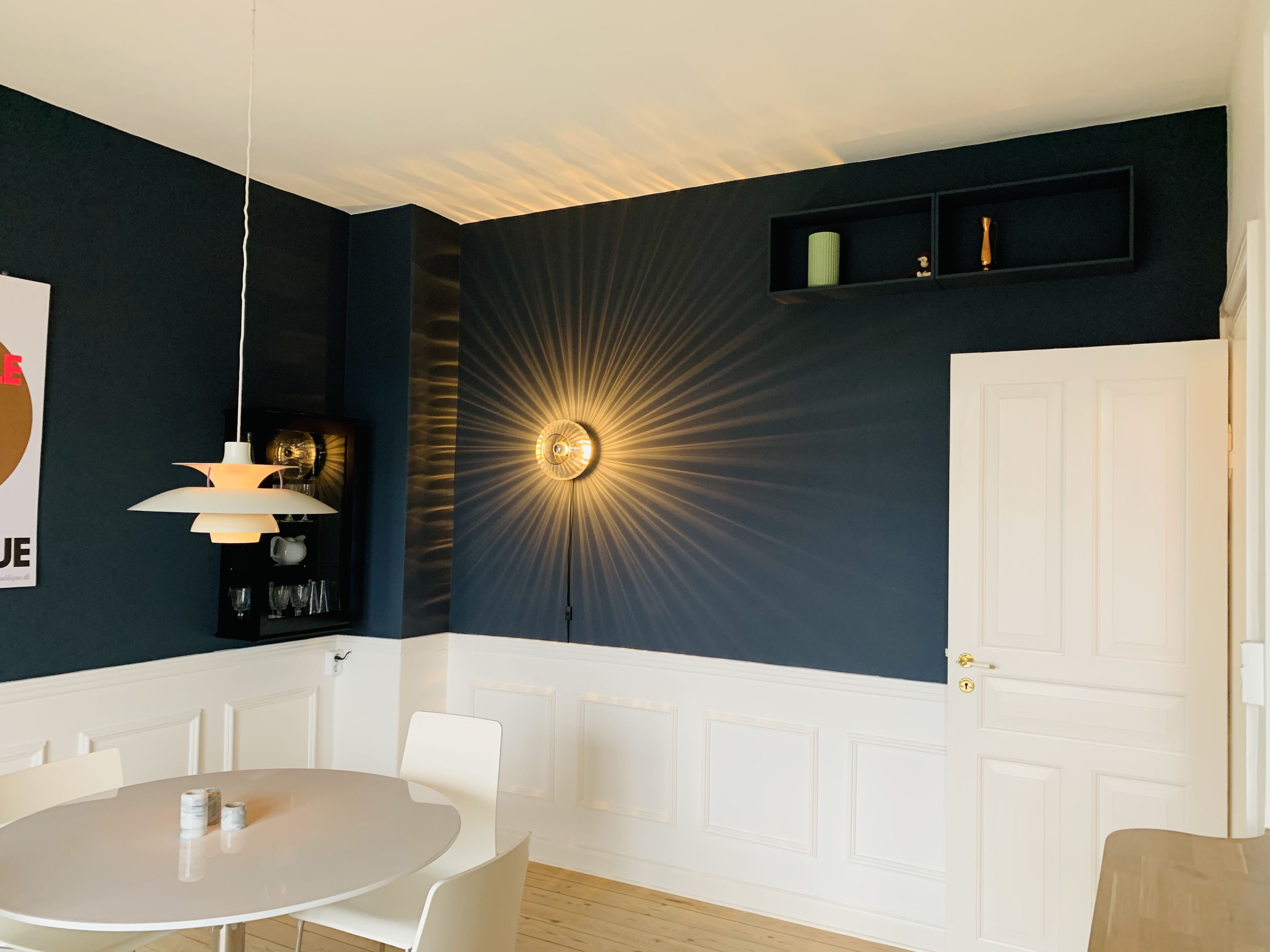 Rummelig herskabslejlighed med attraktiv beliggenhed – møbleret / Spacious period apartment in a prime location – furnished