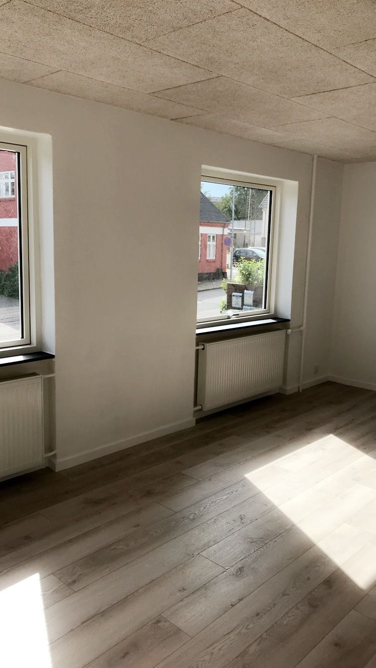 Totalrenoveret, lys og top moderne lejlighed.  