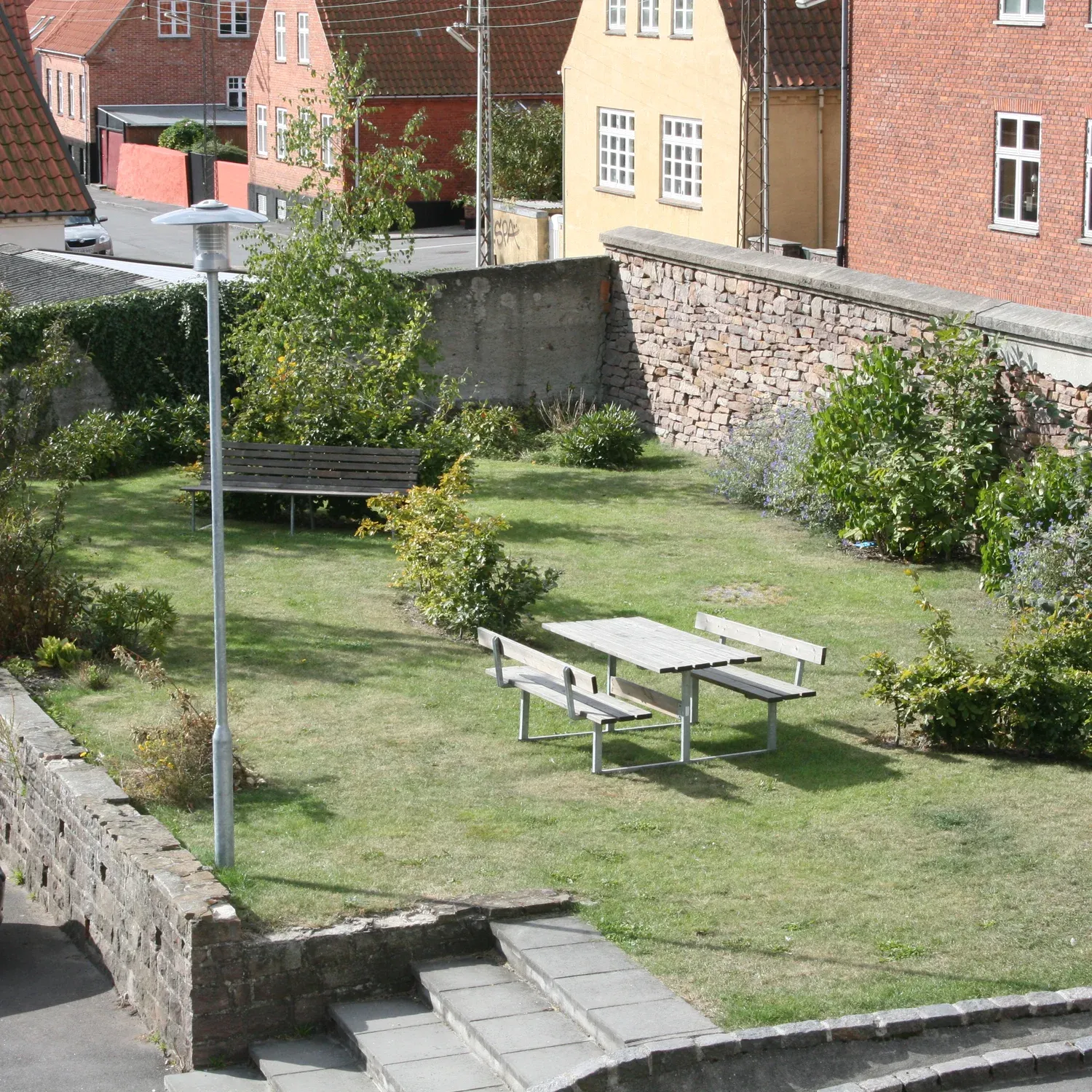 Det tidligere Holms Hotel i Nexø er i 2004 ombygget til 22 moderne familieboliger, som også er velegnede for ældre.