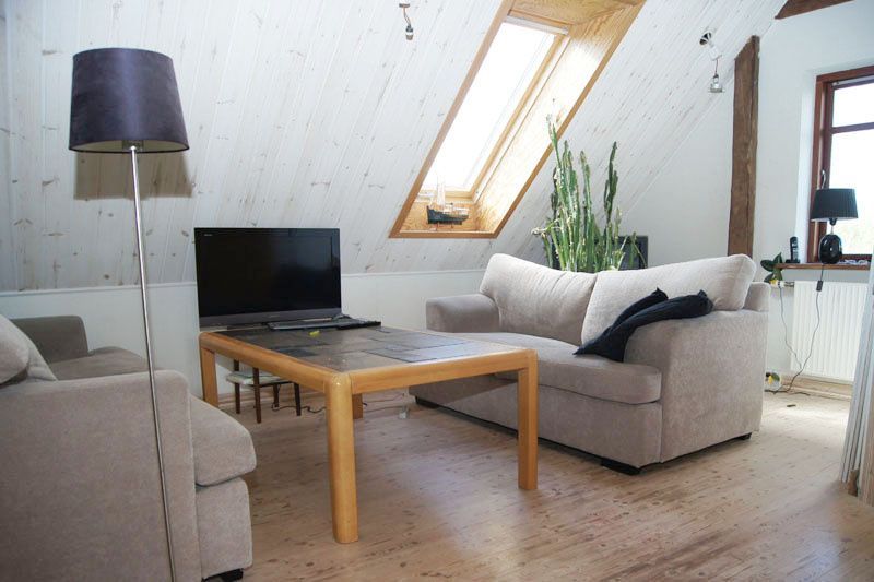 Lav husleje for stor istandsat villa nær Vesterhavet, med mindre overskuelig have.