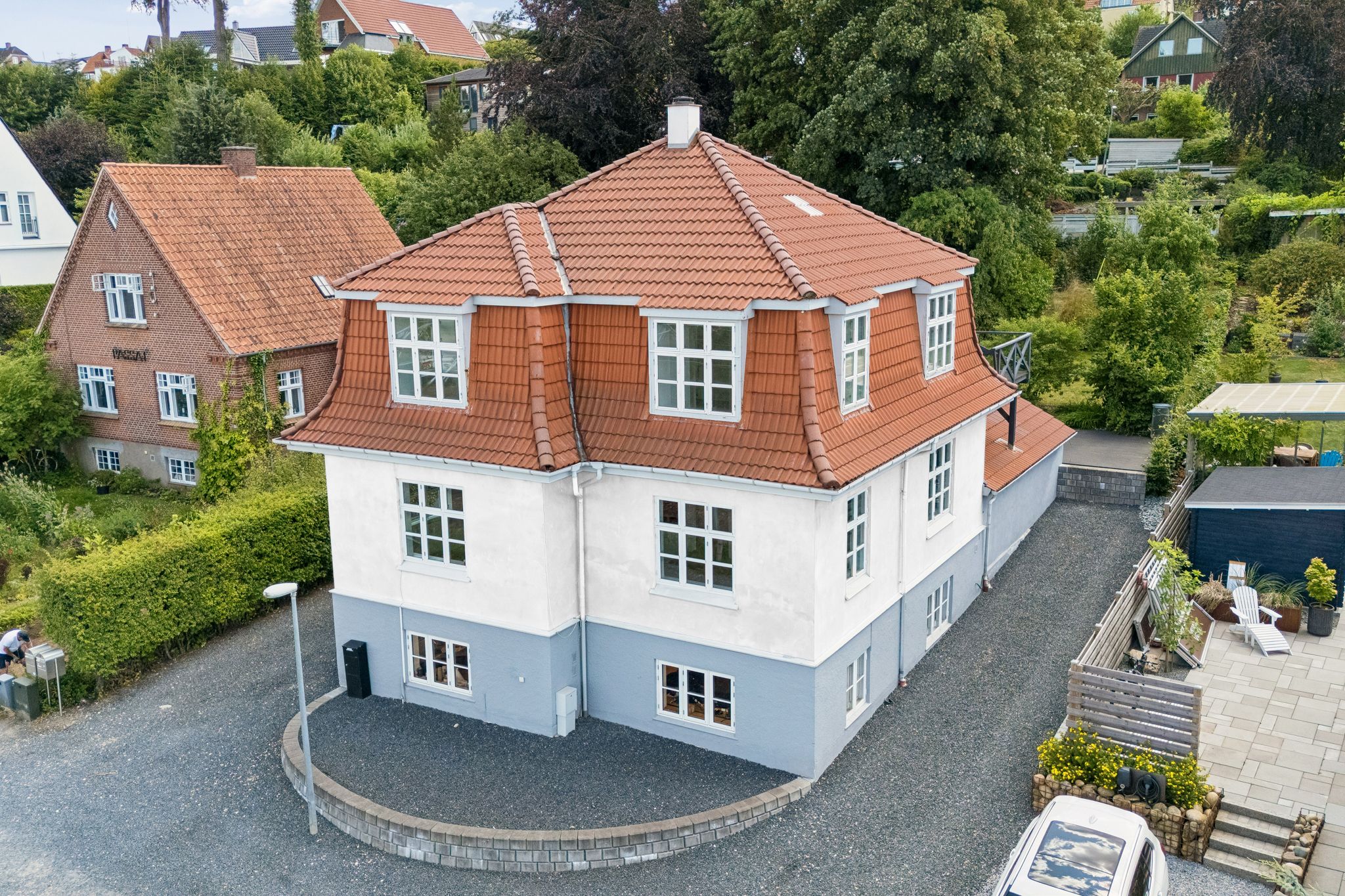 Rummelig og charmerende villa med skøn, lukket have i Vejle