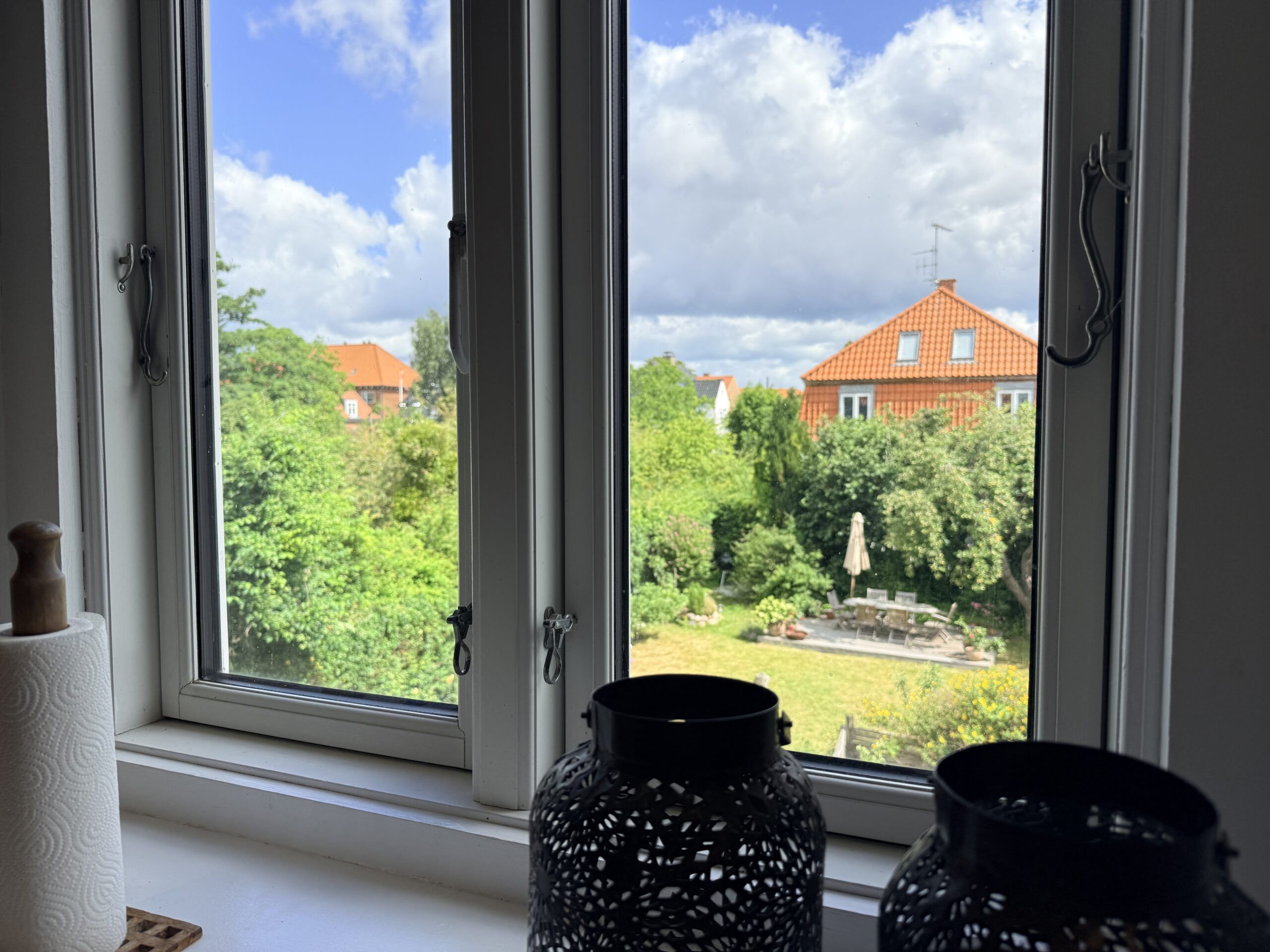 Charmerende villalejlighed med privat have – fuldt møbleret og udlejes i 8 måneder