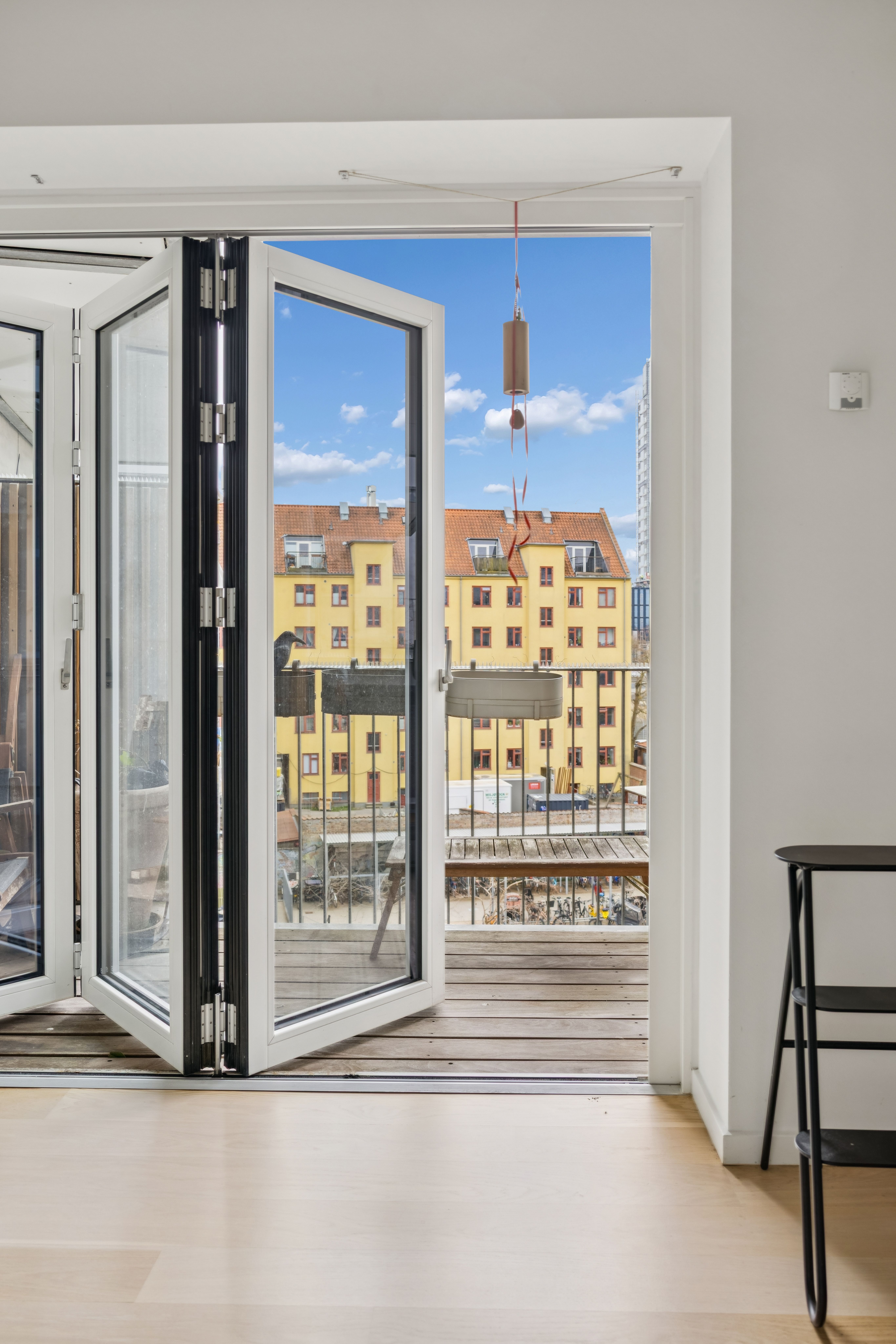 3-værelses lejlighed på 95 m² med stor sydvendt altan – mulighed for fuld møblering.