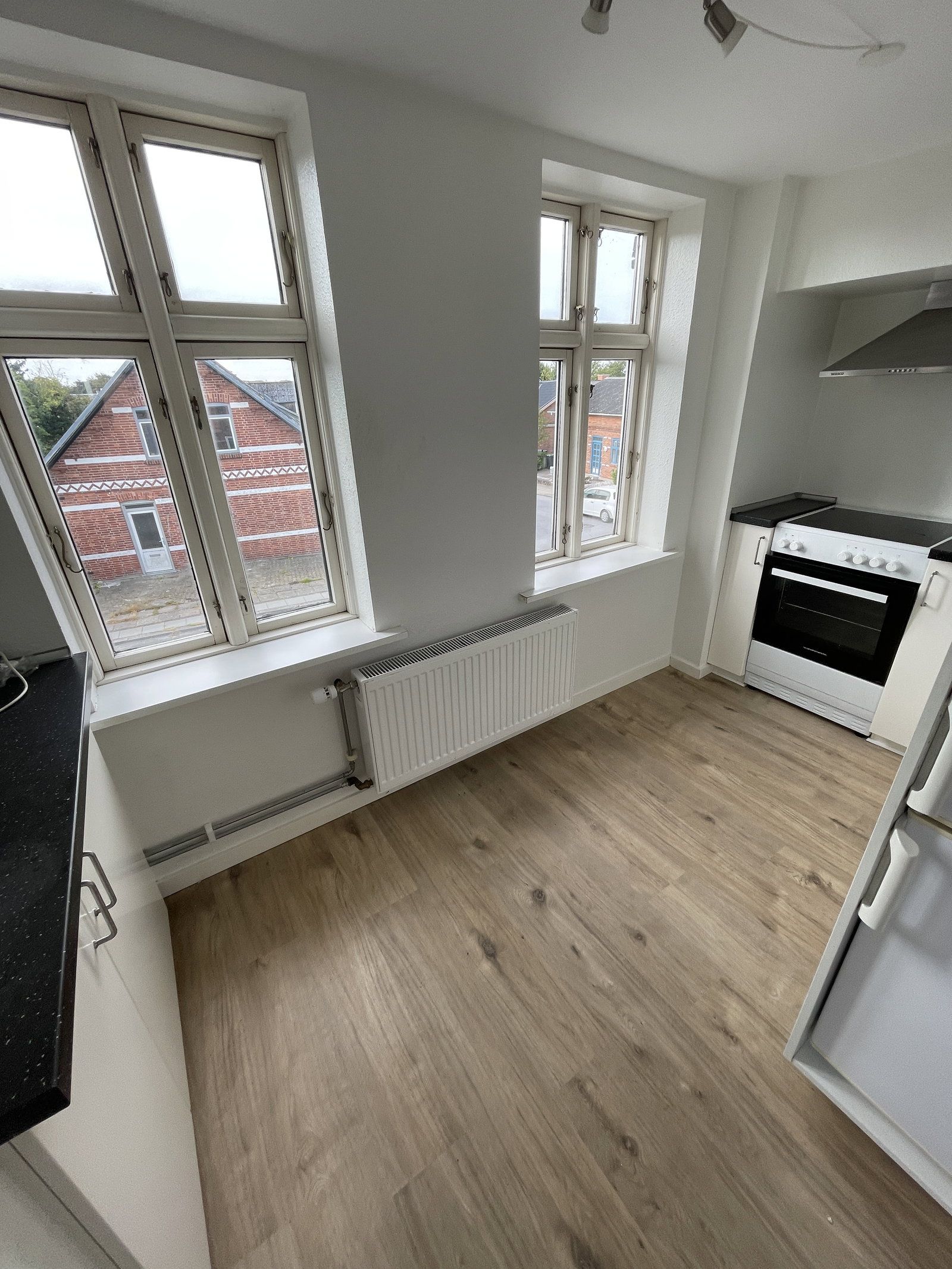 Lys 2-værelses på øverste etage med altan og parkering – 54 m2
