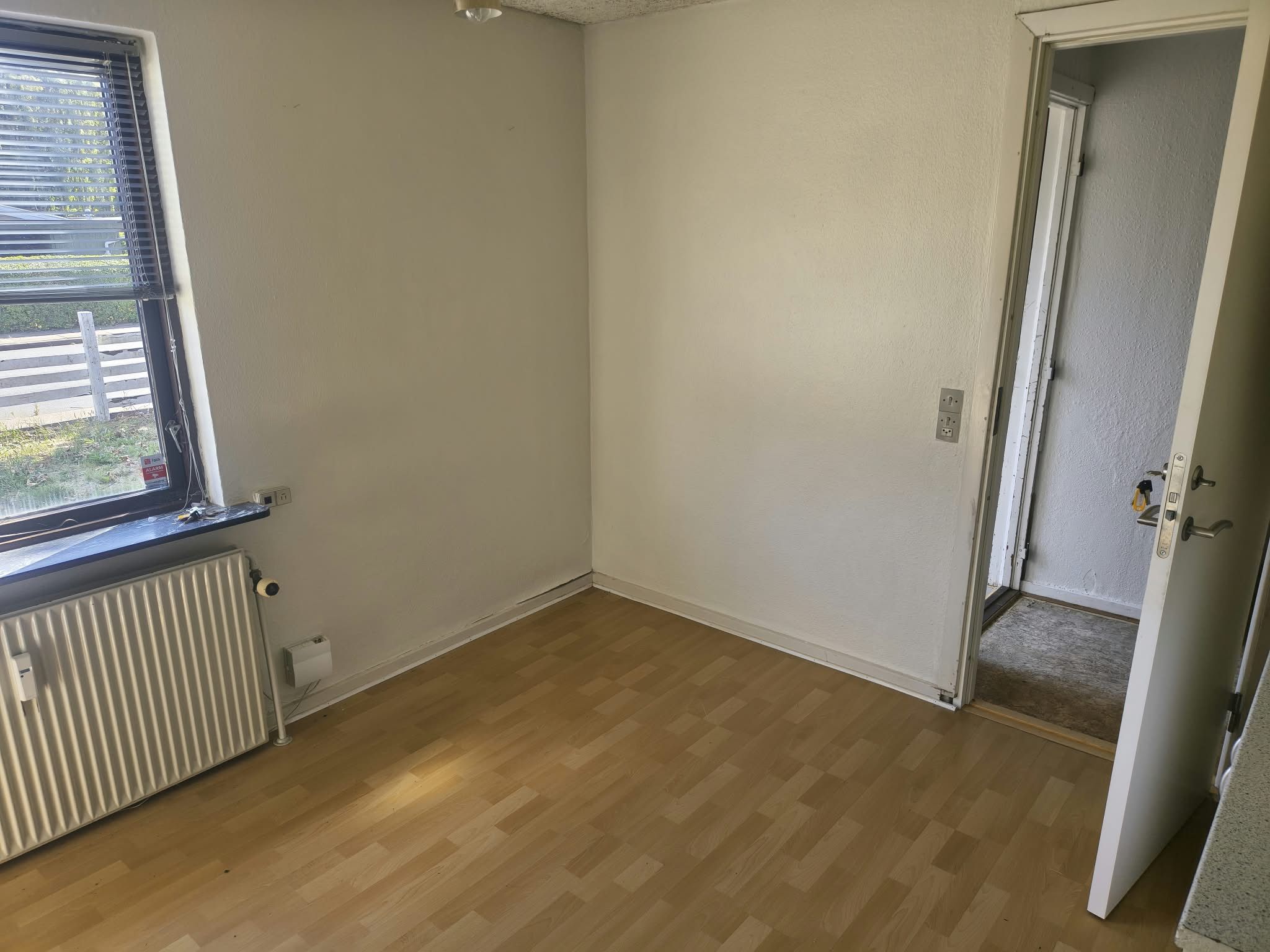 Lille hyggelig studie lejlighed m/fælles have.