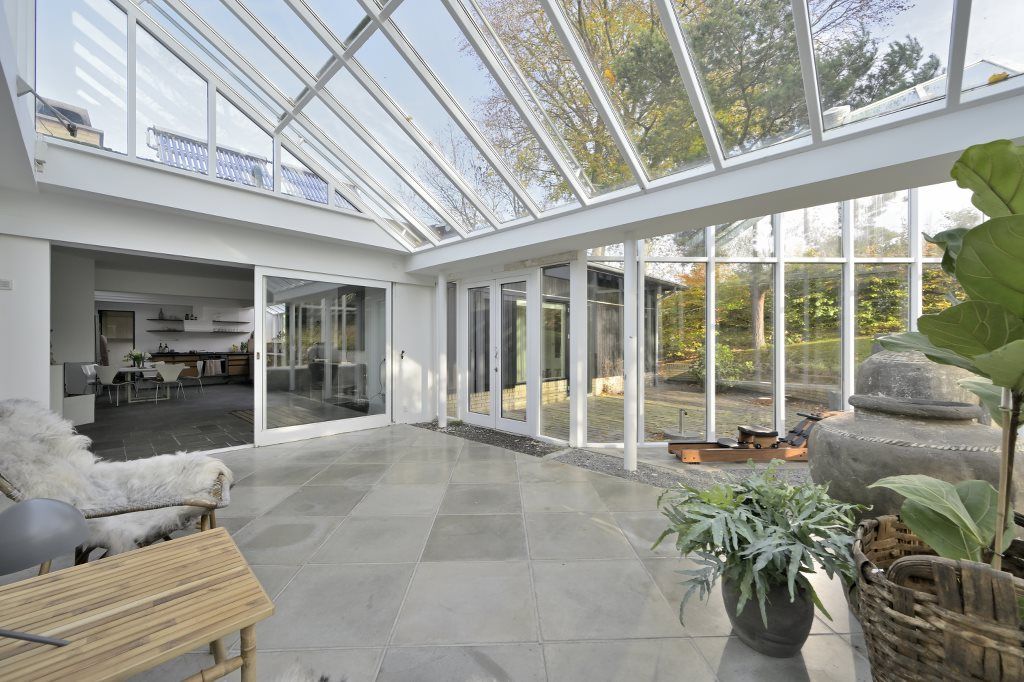 Arkitekttegnet villa med stor naturgrund og sø – Hørsholm