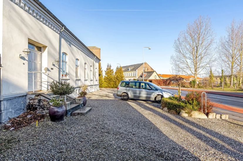 Flot rækkehus i ét plan – midt i byen med egen parkering