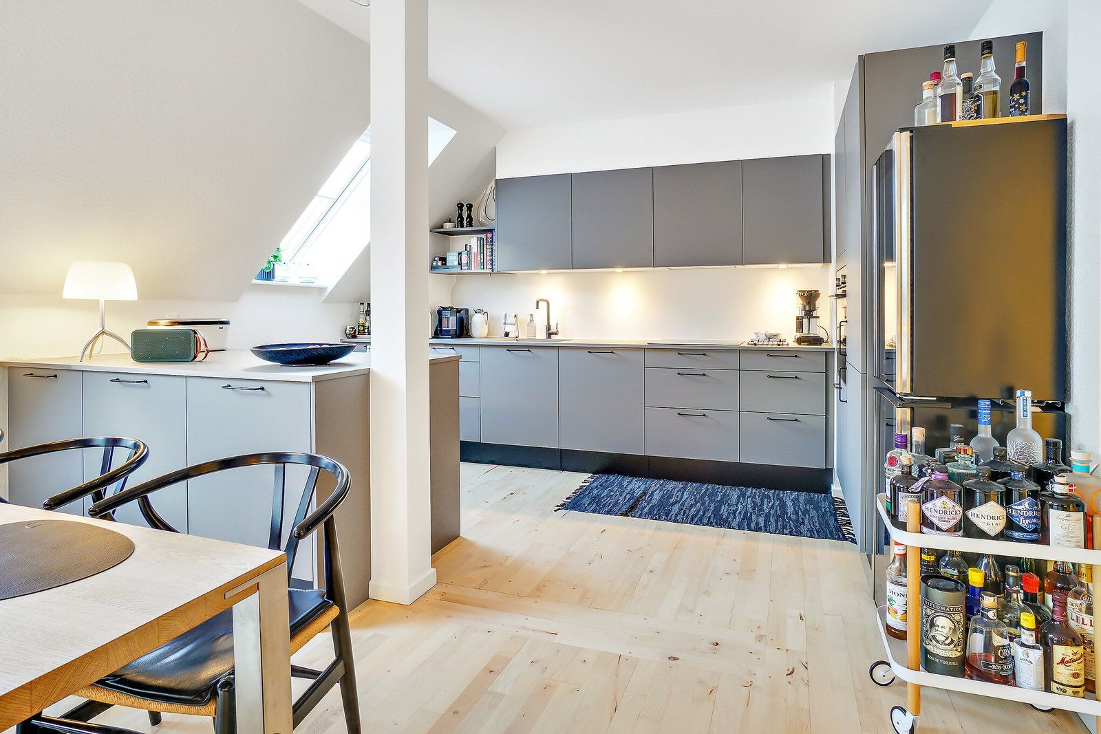 Lys og moderne 3-værelses på 90 m2 med stilrent køkken, tagvinduer og attraktive fællesfaciliteter