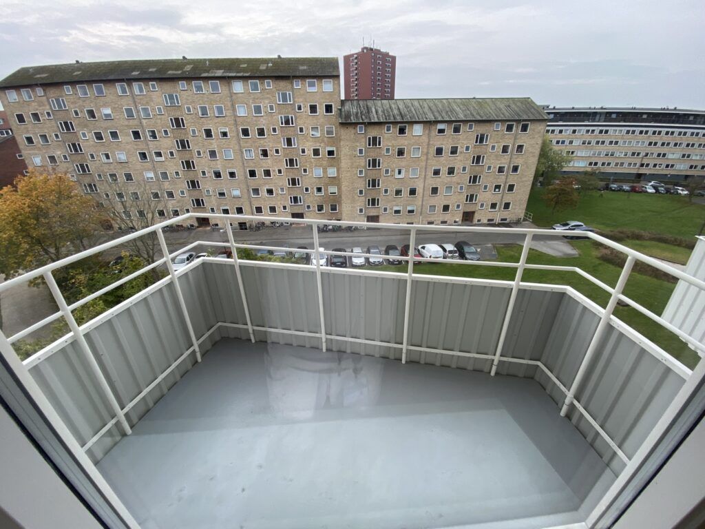 Lys 1er med stort køkken og altan
