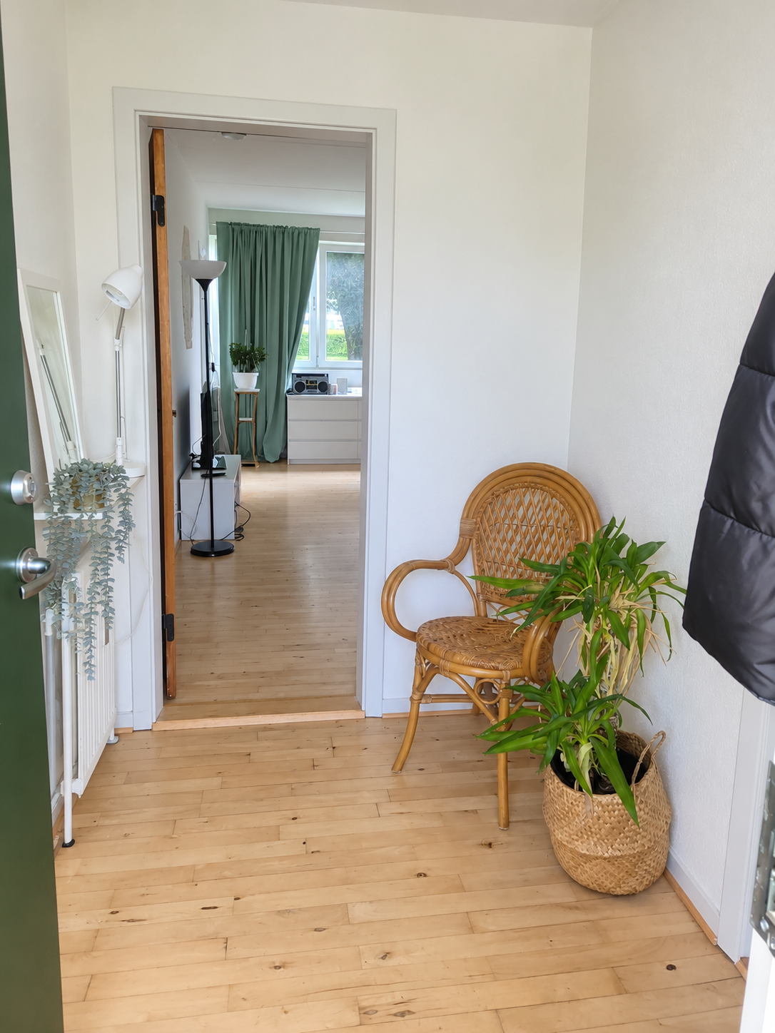 Lys og veldisponeret 2-værelses lejlighed på 58 m² med lukket altan i Dalum med parkering!