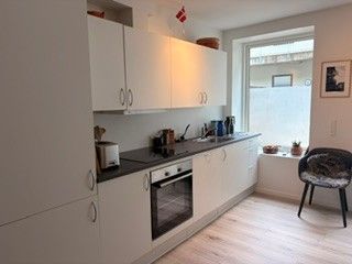 Hyggelig minimalistisk lejlighed med egen gårdhave