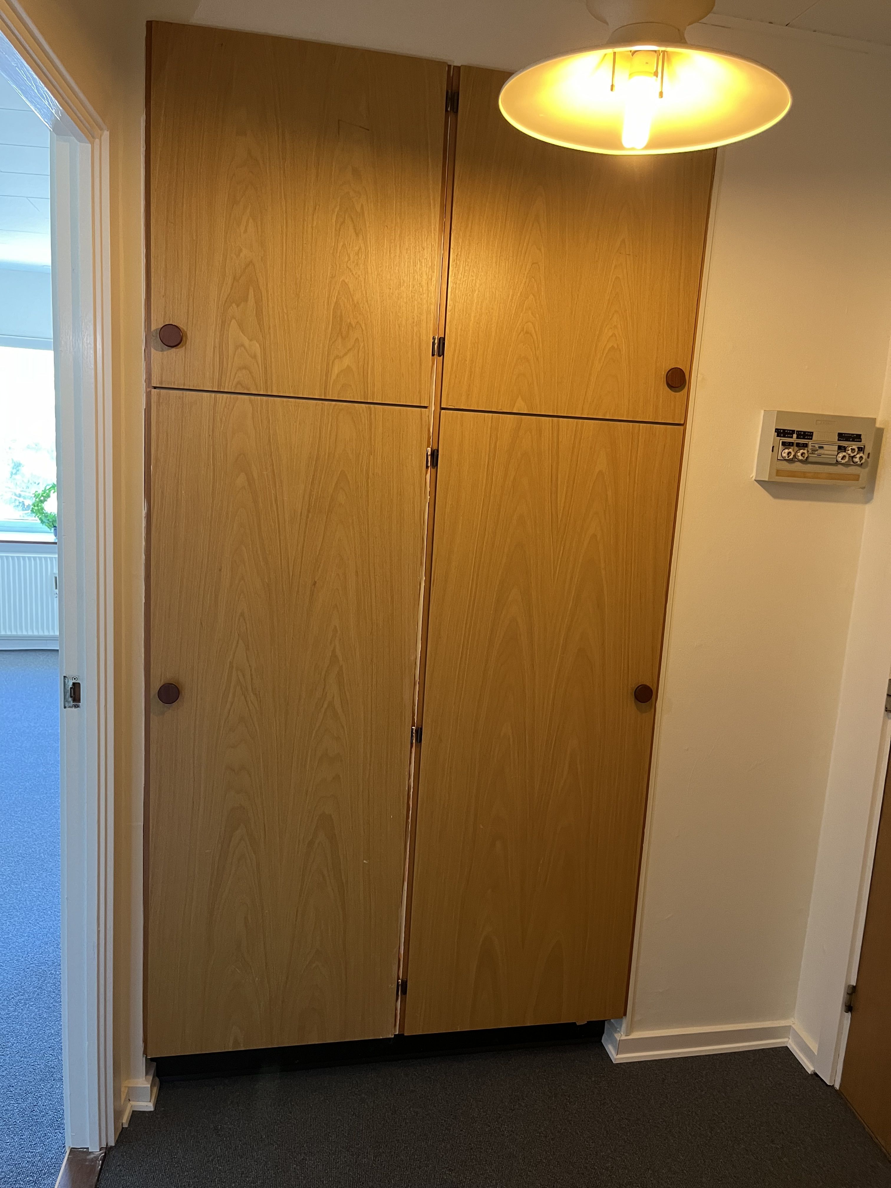 Skøn lys lejlighed med stort køkken og VM i badeværelset