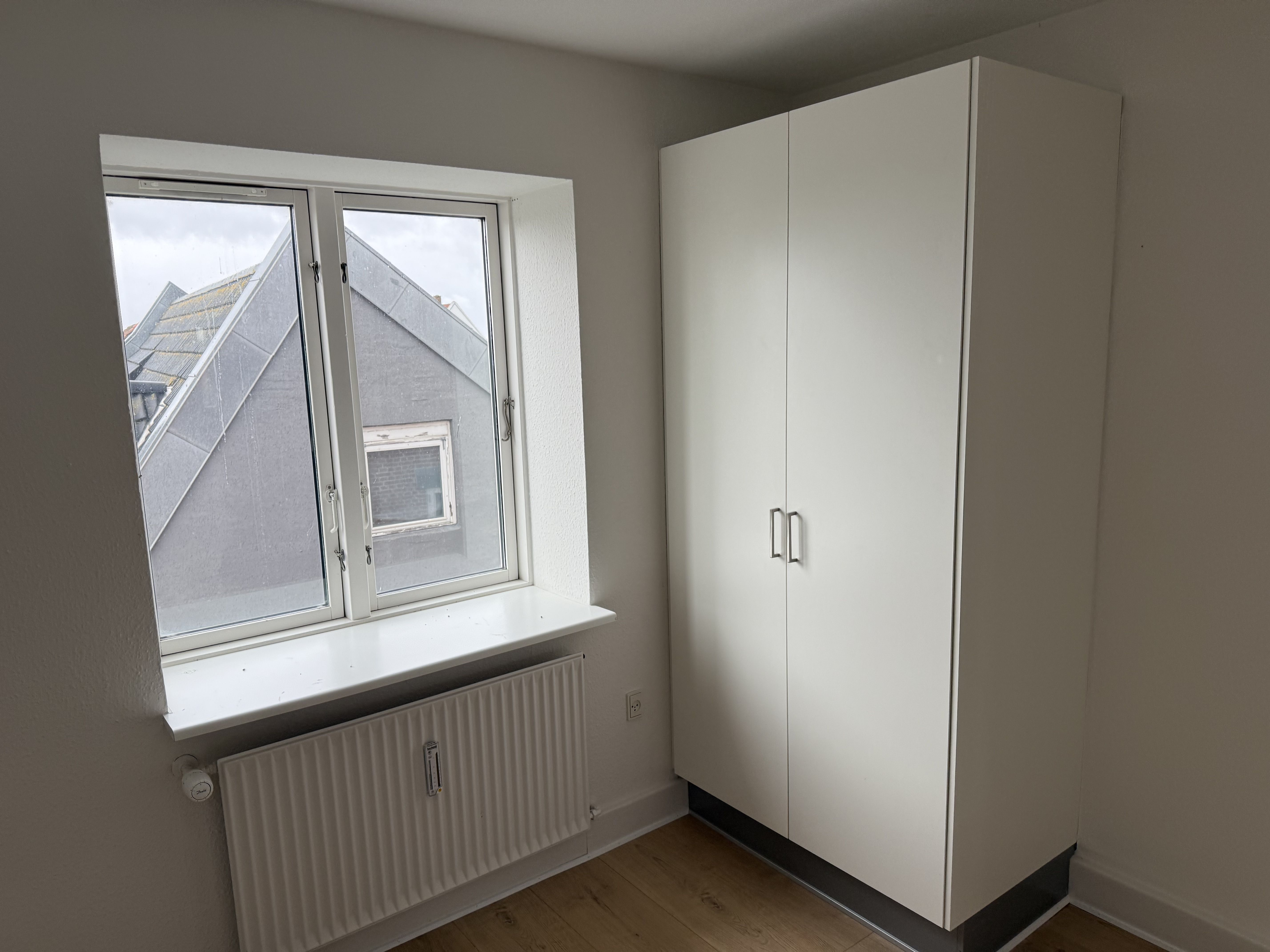 Stor og lys, 3 værelses lejlighed tæt på Grenaa Havn.