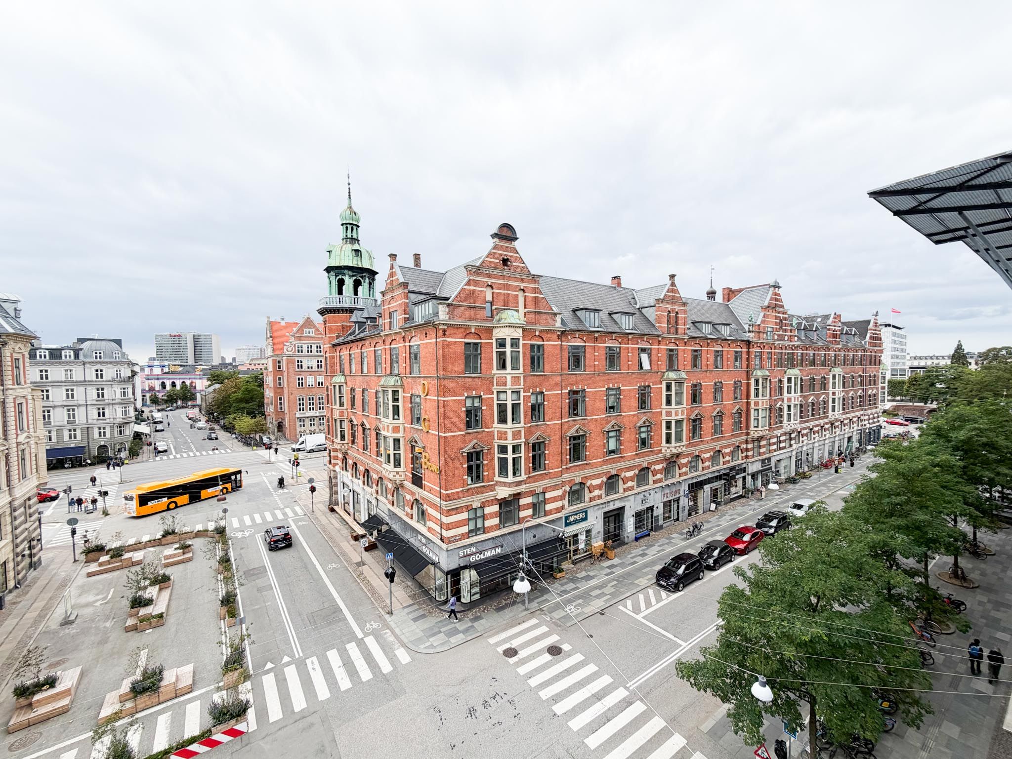 Skøn nyistandsat hjørnelejlighed i indre by – 12 mdr’s leje 