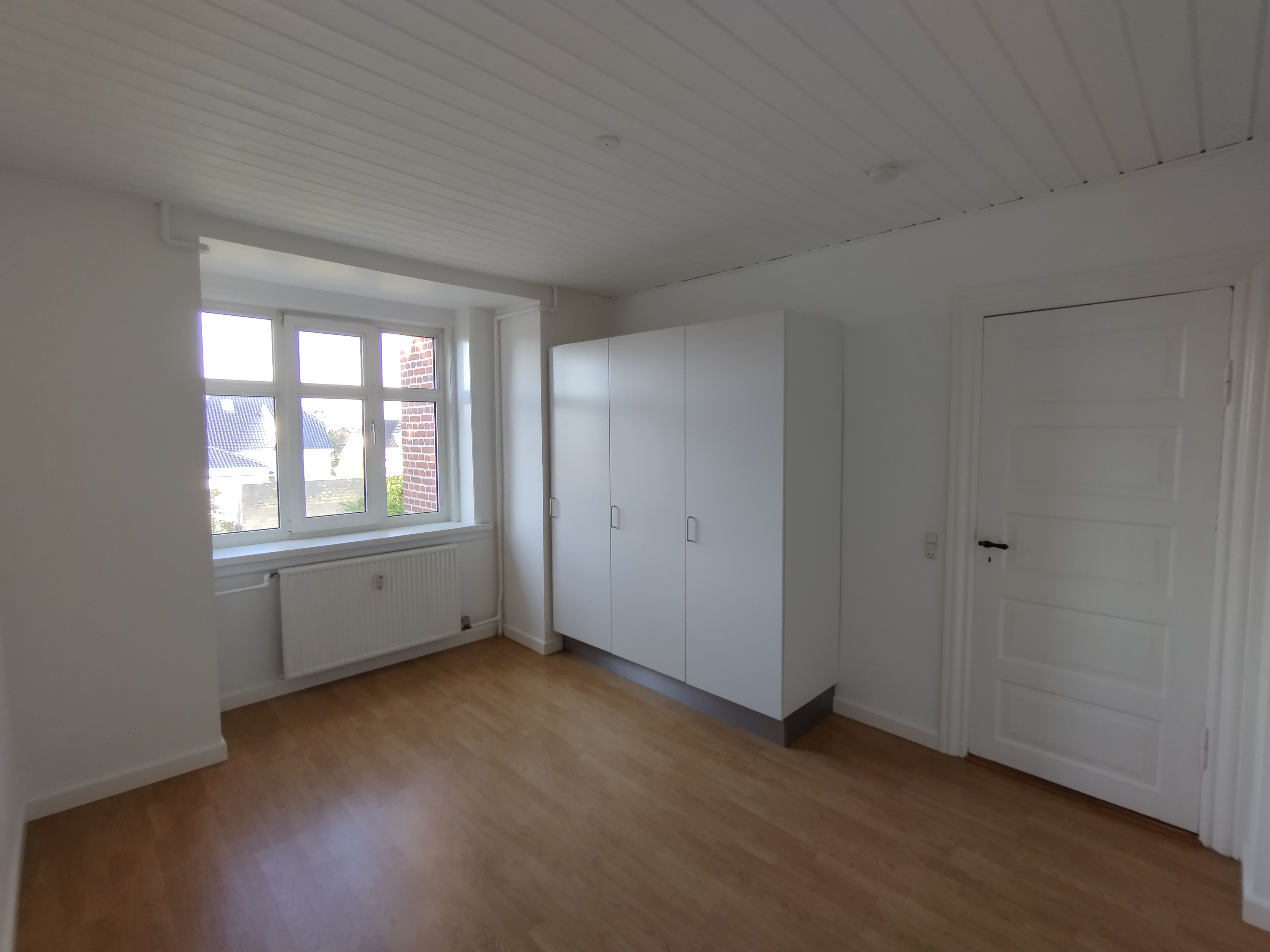Fri parkering langs gaden !