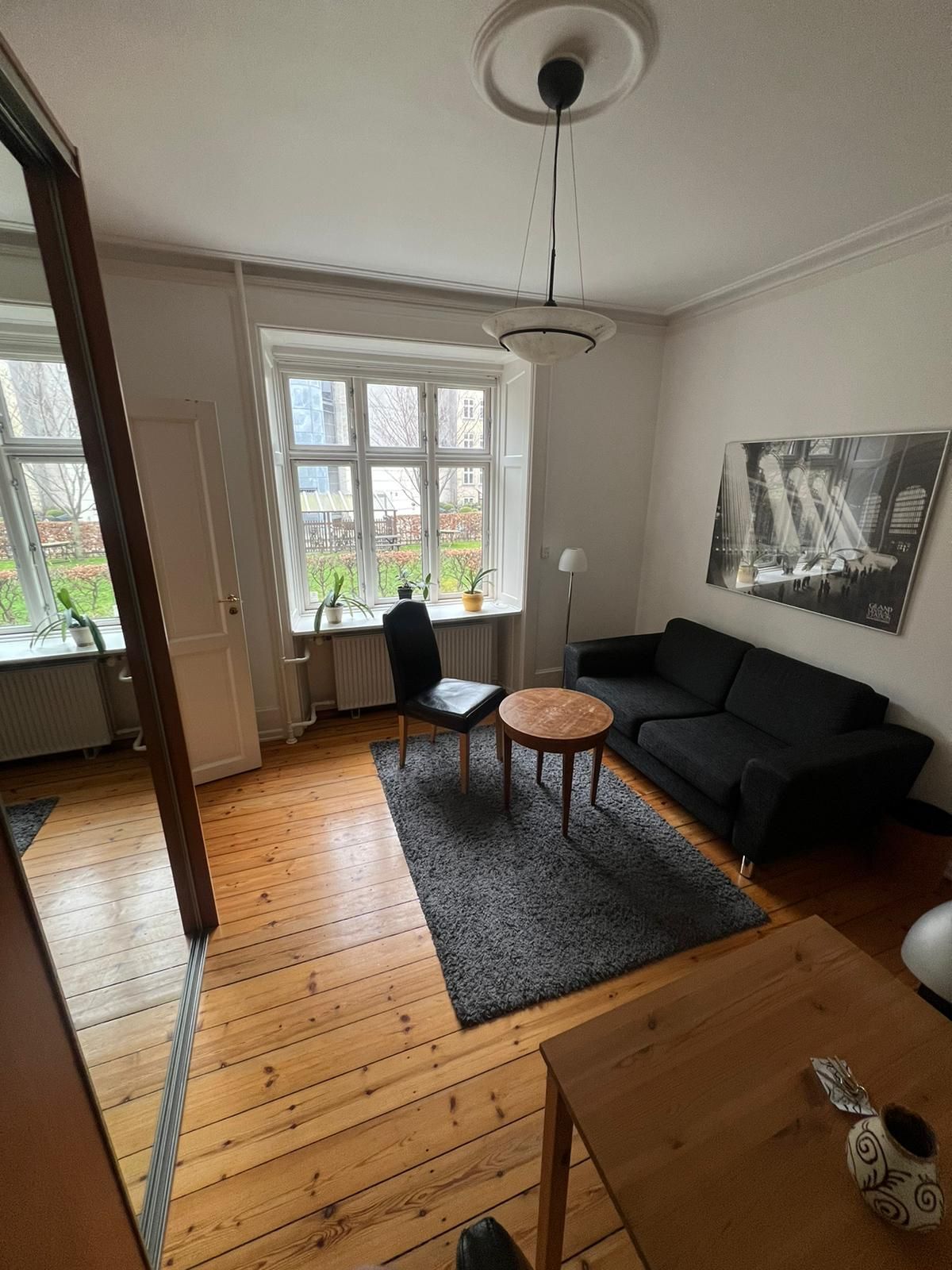 To møblerede værelser med adgang til køkken, bad, have og grøn baggård